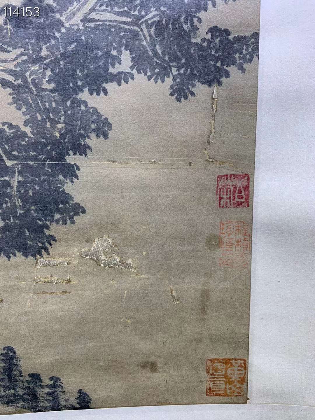 下乡收得纸本山水画一副，筕⼀紀开画幅，气势雄伟，摄人心魄，古木森然，郁郁葱葱，峰岭叠嶂，逶迤起伏，变幻无常，非常漂亮。