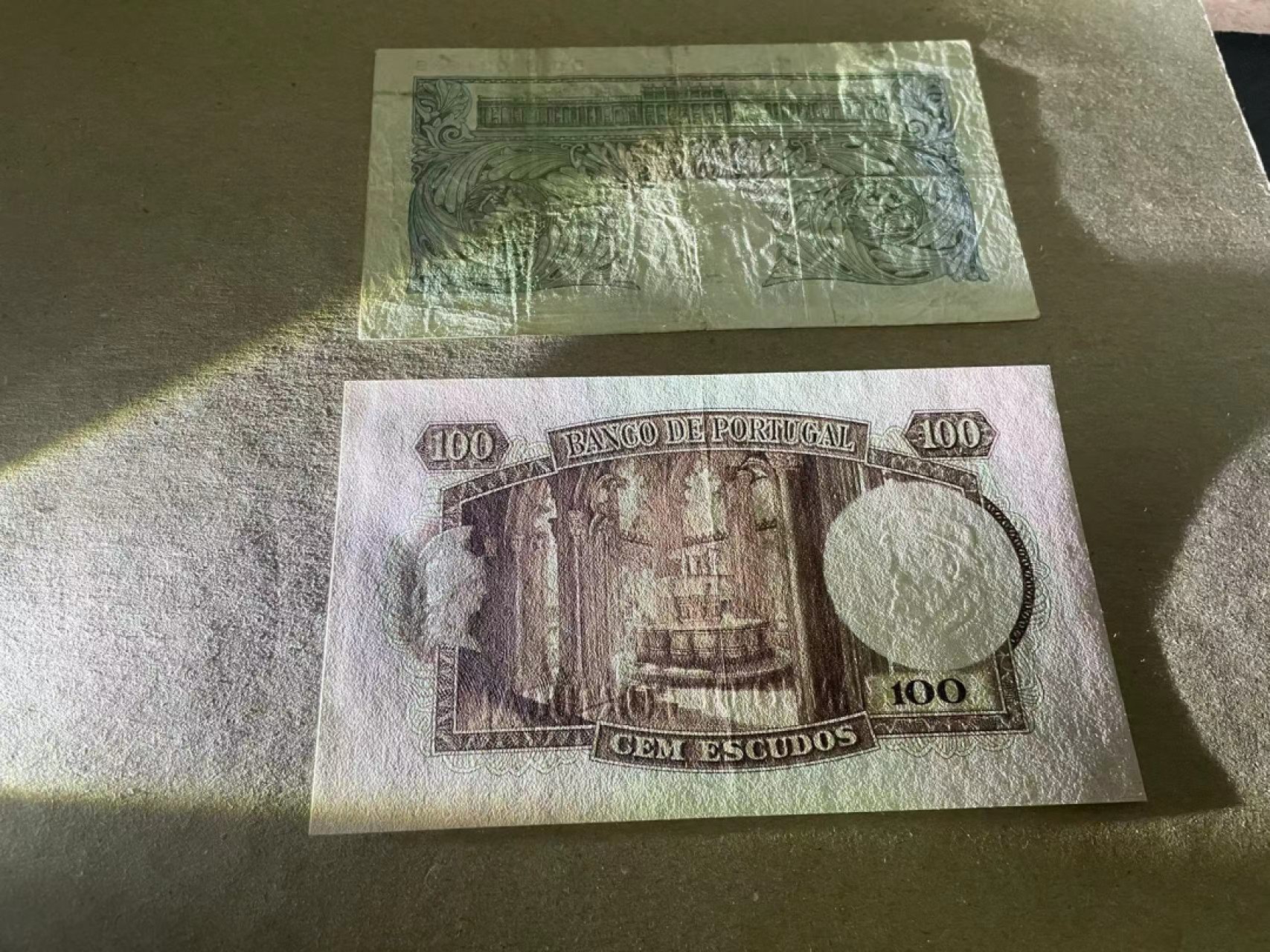 【Blue Auction】✨世界纸币精拍第222期 ——冠军舍那 【一组2张】英国A序列1镑 888豹子号 品相如图&葡萄牙 1957年100埃斯库多 AU品相