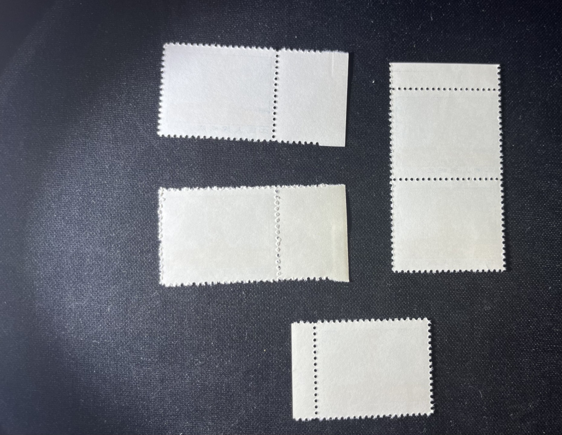 洪涛臻品 精品邮票限时拍卖第二十一期 普无号  8分纪念碑，5枚一组，版撕嘎嘎绝，文革期间发行的唯一一套普票，非常有特点，集邮册中不可缺少的一组，文革票人气足，潜力大，目前处于价值洼地，版撕全品可直接评级，版撕小票价格便宜，多多益善，注意捡漏