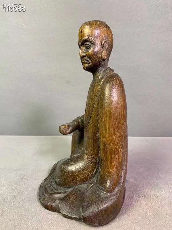 清代沉香佛像，选材上乘，整块沉香雕刻而成，刻画形象生动，包浆老道，散发淡淡的香味，非常难得。 清代沉香佛像，选材上乘，整块沉香雕刻而成，刻画形象生动，包浆老道，散发淡淡的香味，非常难得。