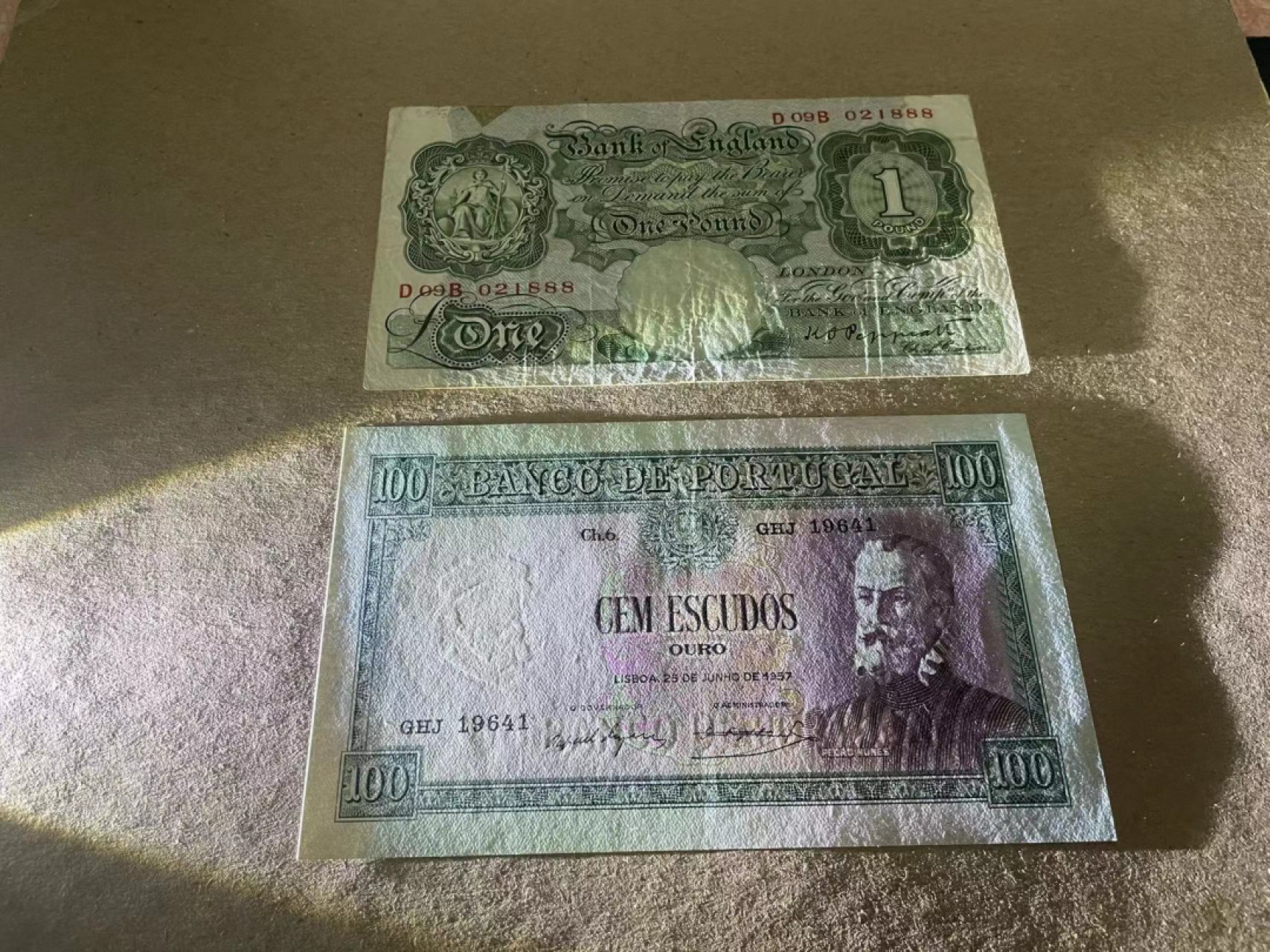 【Blue Auction】✨世界纸币精拍第222期 ——冠军舍那 【一组2张】英国A序列1镑 888豹子号 品相如图&葡萄牙 1957年100埃斯库多 AU品相