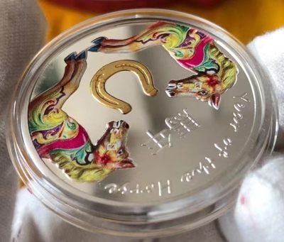 【海寧潮】拍卖第四十期 - 【海寧潮客户代拍】纽埃2014，中国生肖马年“唐三彩对对马➕马蹄铁幸运符”，爱你一世(2014)彩色、镀金精制银币. 盒证全. 少见美丽生肖银币