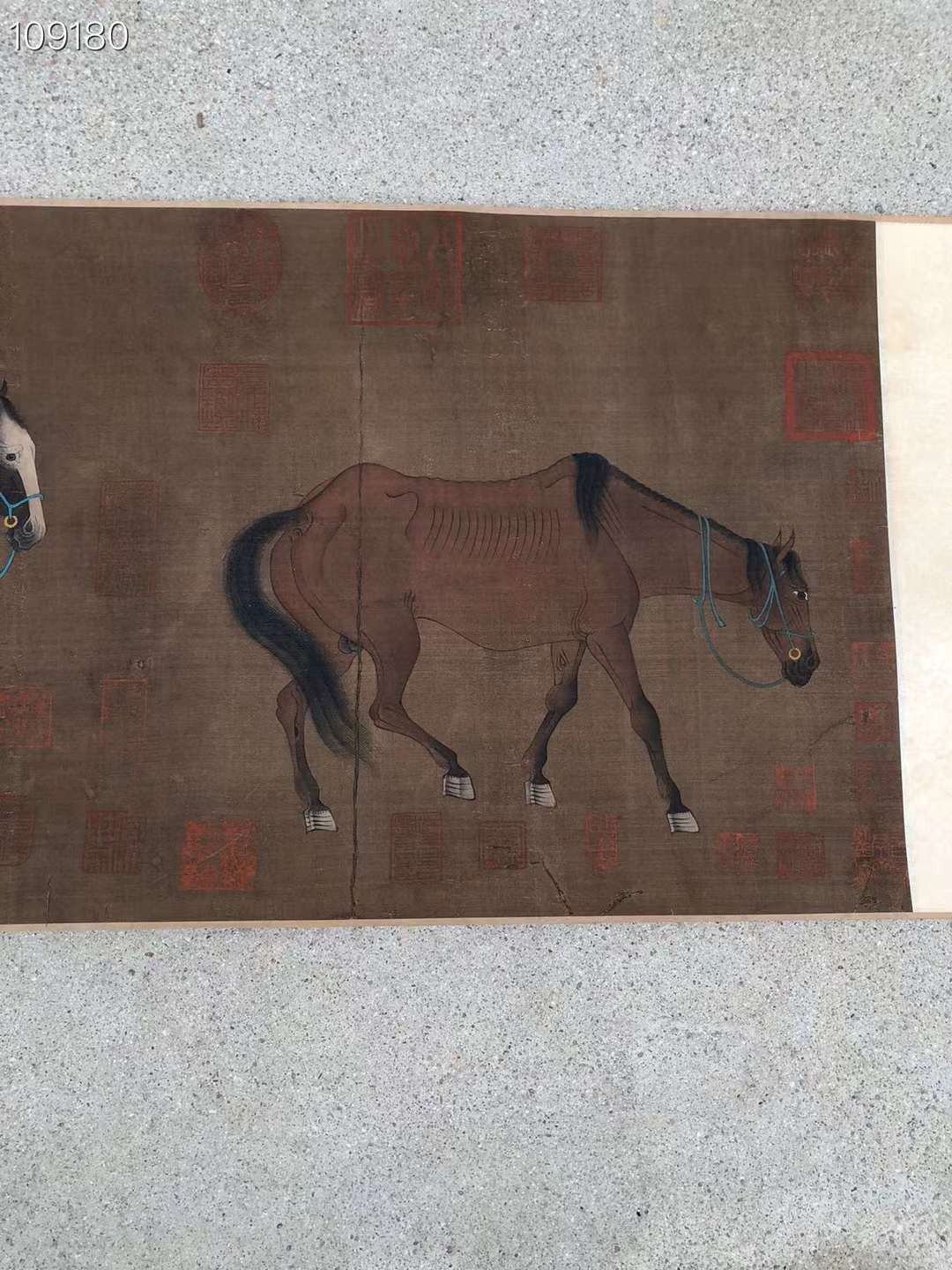 元代画家赵雍丝绢骏马图手卷一副，画工精细，画中骏马栩栩如生，活灵活现，十分逼真，包真包老包退。