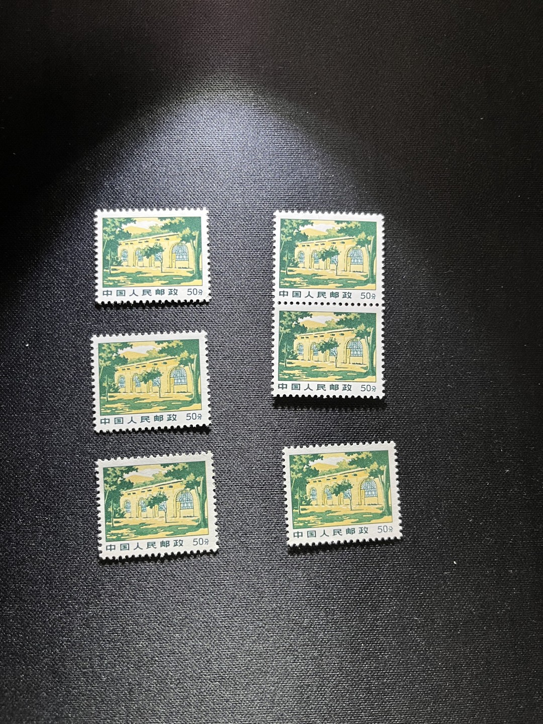 洪涛臻品 精选邮票限时拍卖第二十期 普无号  50分枣园，6枚一组，版撕嘎嘎绝，文革期间发行的唯一一套普票，非常有特点，集邮册中不可缺少的一组，文革票人气足，潜力大，目前处于价值洼地，版撕全品可直接评级，版撕小票价格便宜，多多益善，注意捡漏