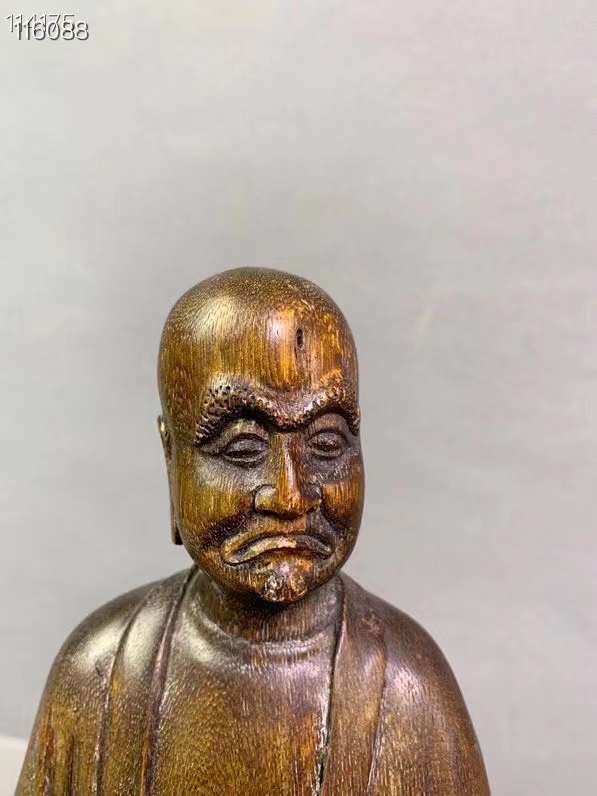 清代沉香佛像，选材上乘，整块沉香雕刻而成，刻画形象生动，包浆老道，散发淡淡的香味，非常难得。 清代沉香佛像，选材上乘，整块沉香雕刻而成，刻画形象生动，包浆老道，散发淡淡的香味，非常难得。