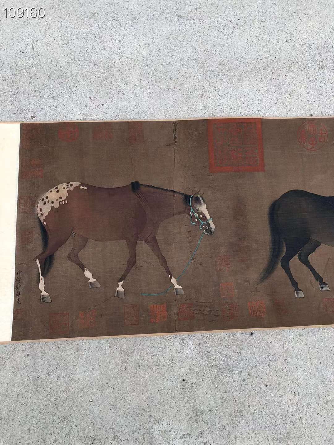 元代画家赵雍丝绢骏马图手卷一副，画工精细，画中骏马栩栩如生，活灵活现，十分逼真，包真包老包退。