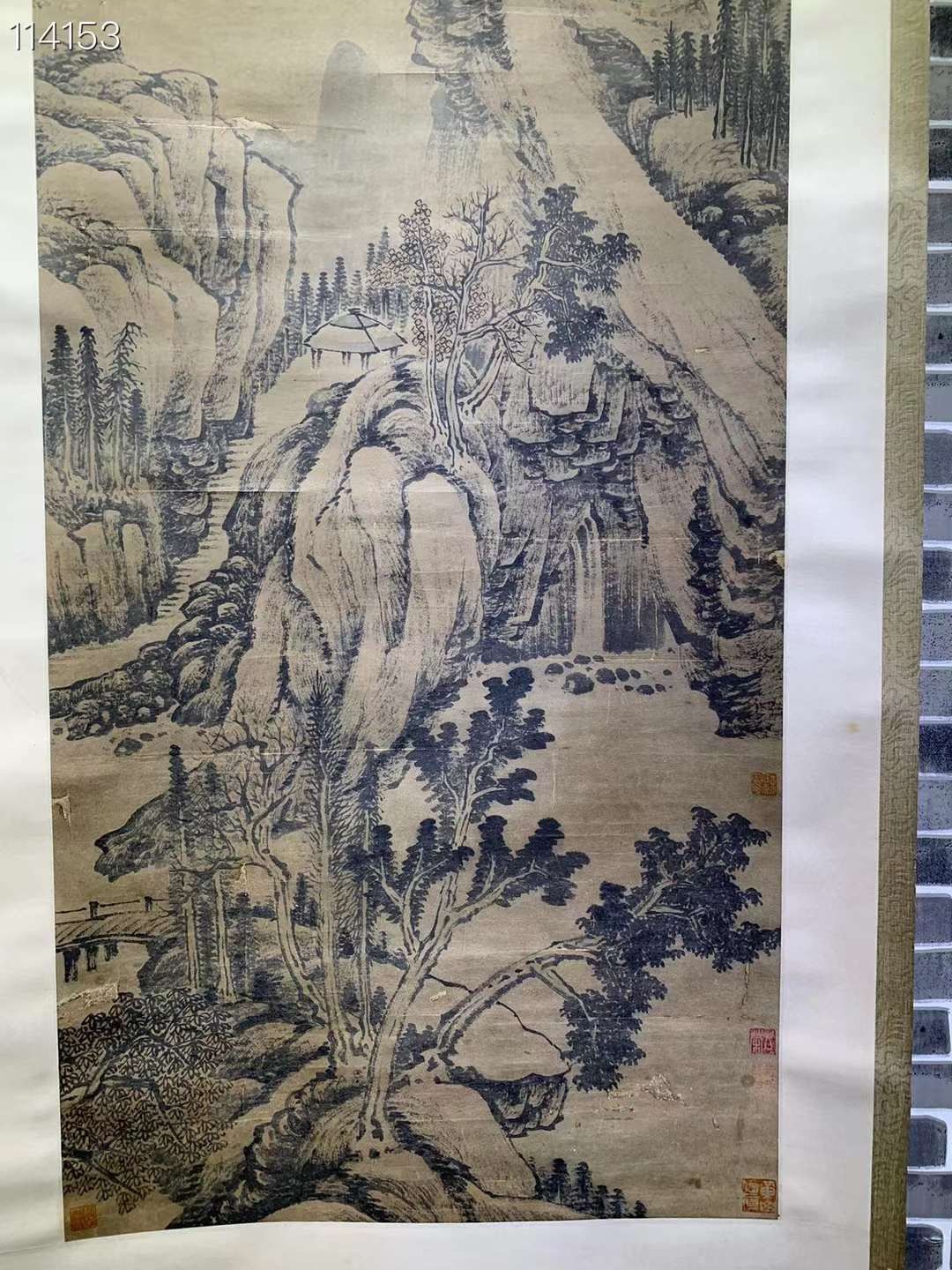 下乡收得纸本山水画一副，筕⼀紀开画幅，气势雄伟，摄人心魄，古木森然，郁郁葱葱，峰岭叠嶂，逶迤起伏，变幻无常，非常漂亮。