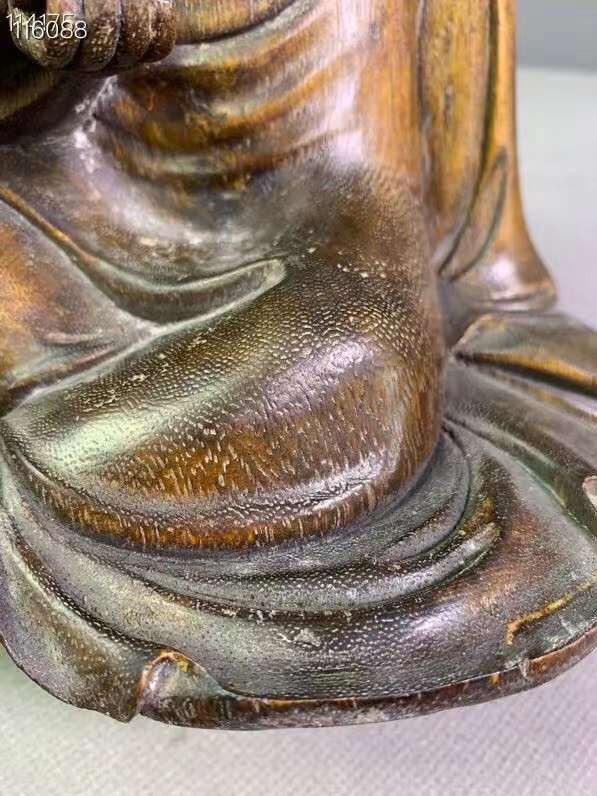 清代沉香佛像，选材上乘，整块沉香雕刻而成，刻画形象生动，包浆老道，散发淡淡的香味，非常难得。 清代沉香佛像，选材上乘，整块沉香雕刻而成，刻画形象生动，包浆老道，散发淡淡的香味，非常难得。