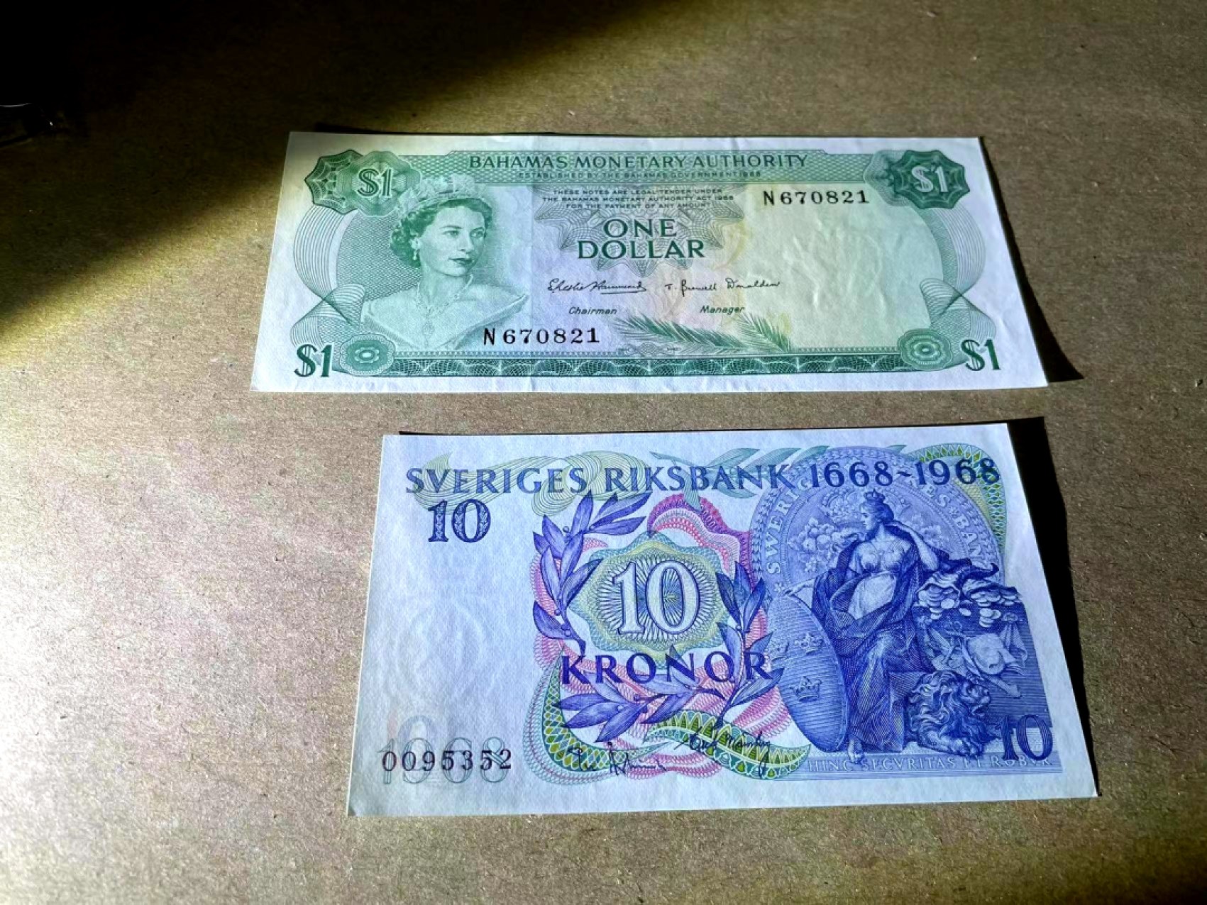 【Blue Auction】✨世界纸币精拍第222期 ——冠军舍那 【一组2张】瑞典 10克朗 UNC-&巴哈马 1968年彩背 1元 女王 品相如图