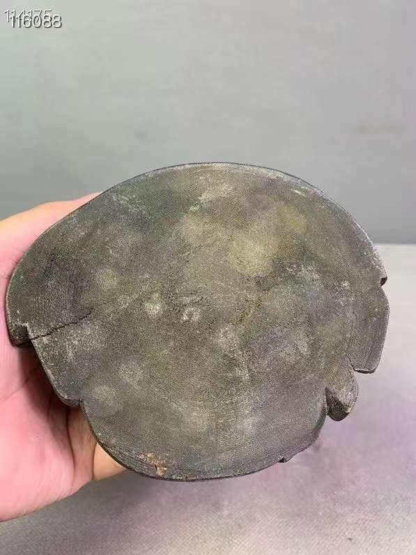 清代沉香佛像，选材上乘，整块沉香雕刻而成，刻画形象生动，包浆老道，散发淡淡的香味，非常难得。 清代沉香佛像，选材上乘，整块沉香雕刻而成，刻画形象生动，包浆老道，散发淡淡的香味，非常难得。