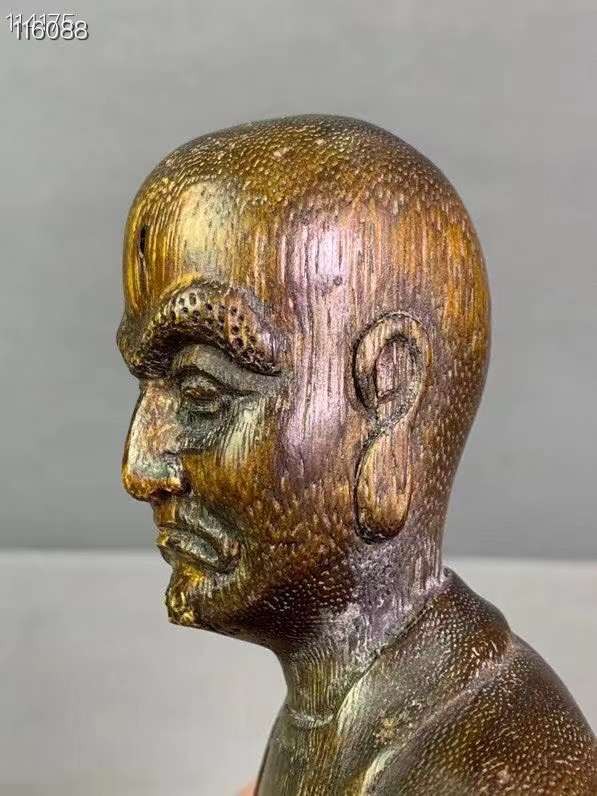 清代沉香佛像，选材上乘，整块沉香雕刻而成，刻画形象生动，包浆老道，散发淡淡的香味，非常难得。 清代沉香佛像，选材上乘，整块沉香雕刻而成，刻画形象生动，包浆老道，散发淡淡的香味，非常难得。