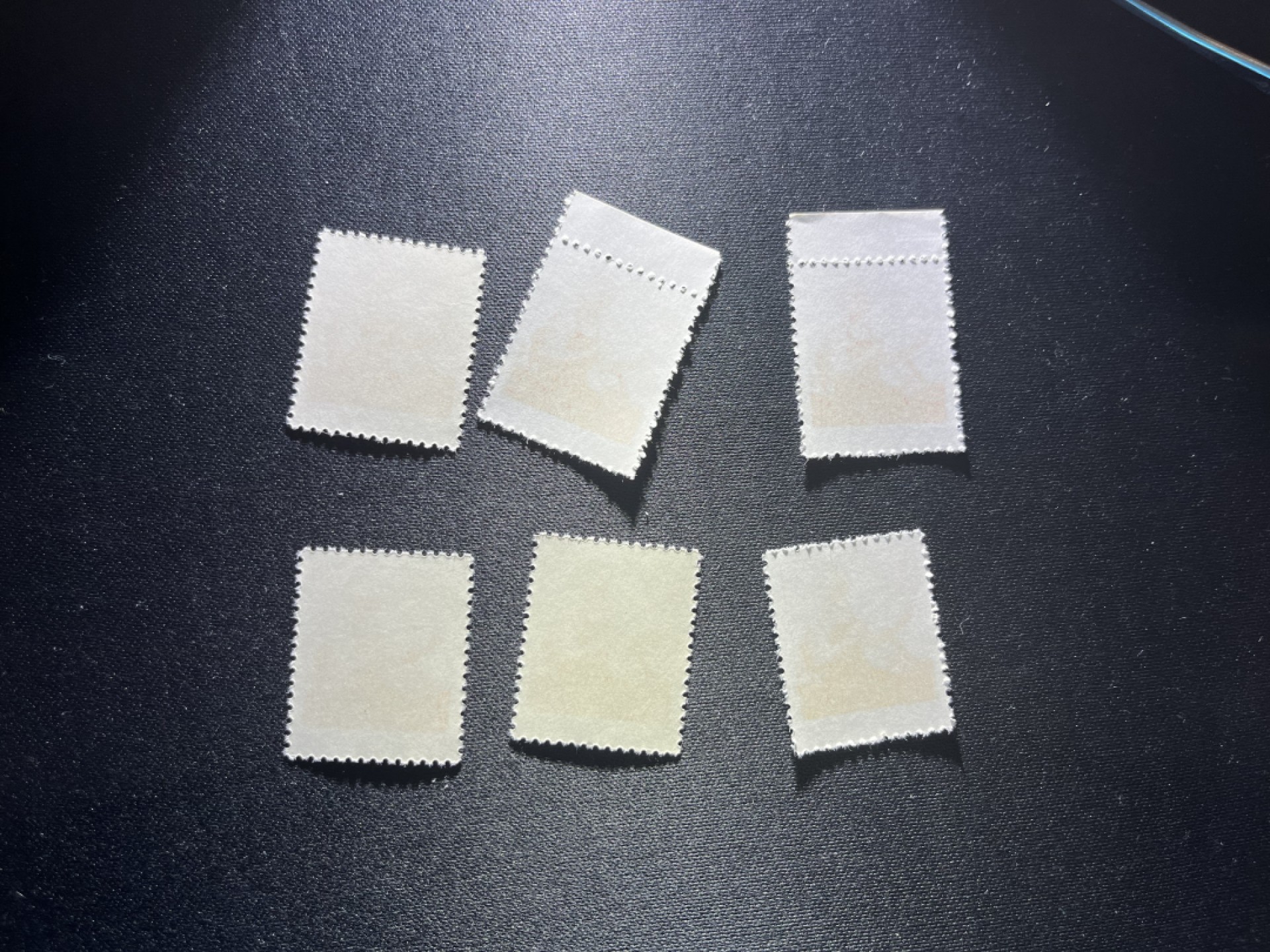 洪涛臻品 精品邮票限时拍卖第二十一期 普无号 5分女拖拉机手，6枚一组，版撕嘎嘎绝，1枚极其轻微细小压痕，文革期间发行的唯一一套普票，非常有特点，集邮册中不可缺少的一组，文革票人气足，潜力大，目前处于价值洼地，版撕全品可直接评级，版撕小票价格便宜，多多益善，注意捡漏