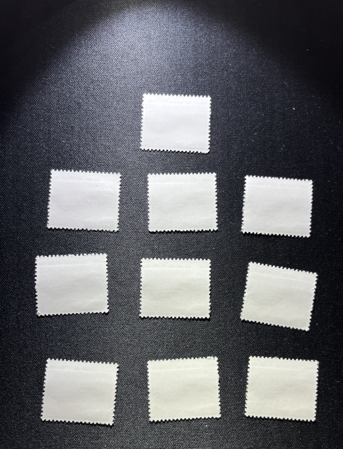 洪涛臻品 精品邮票限时拍卖第二十一期 普无号  8分天安门红太阳，10枚一组，收藏级品相一组，版撕嘎嘎绝，红色图案非常漂亮，正红背白，集邮册中必不可少的一组，版撕精品小票，多多益善，价值洼地，全品可评级，所有拍品包过灯，注意捡漏