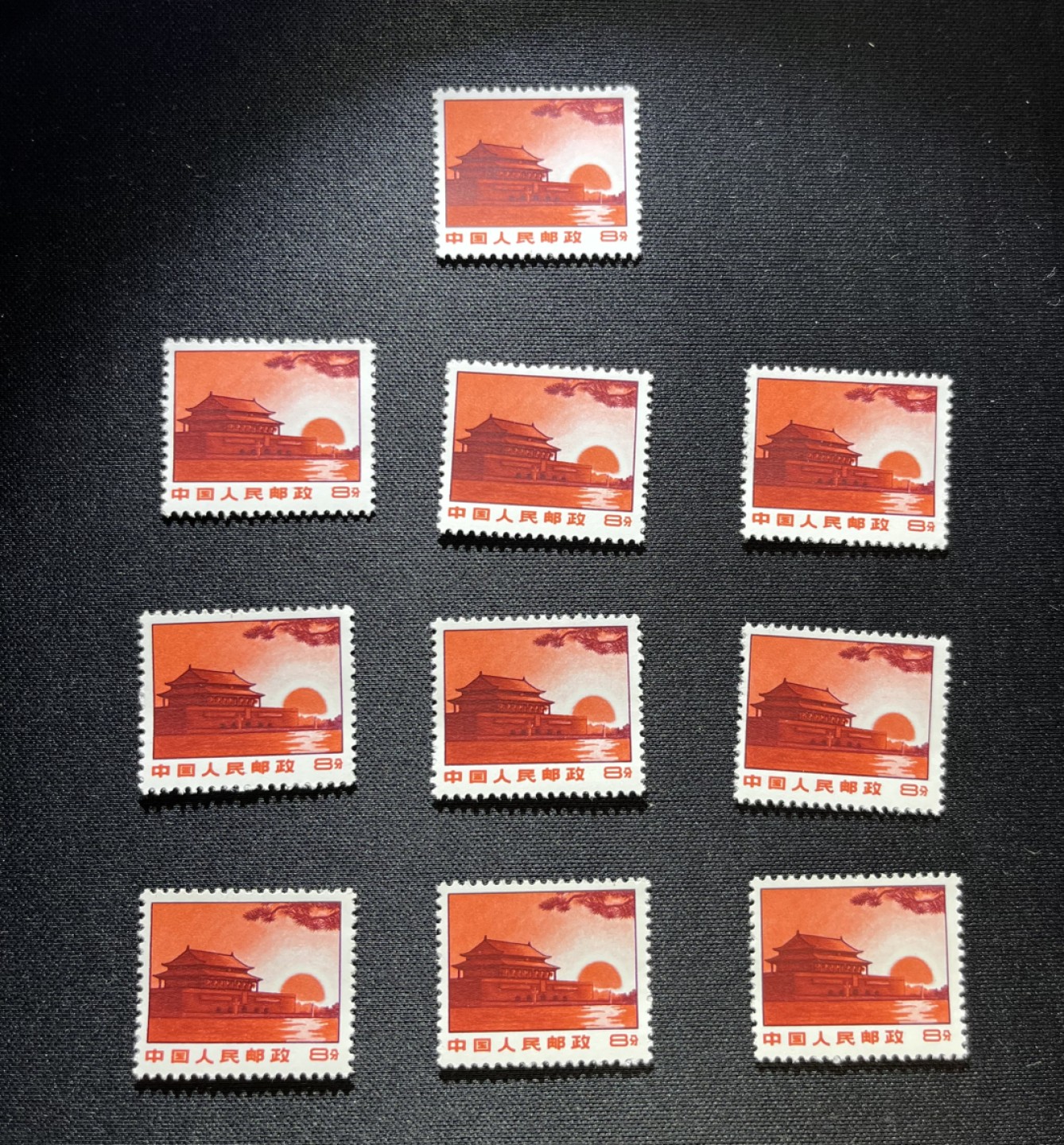 洪涛臻品 精品邮票限时拍卖第二十一期 普无号  8分天安门红太阳，10枚一组，收藏级品相一组，版撕嘎嘎绝，红色图案非常漂亮，正红背白，集邮册中必不可少的一组，版撕精品小票，多多益善，价值洼地，全品可评级，所有拍品包过灯，注意捡漏