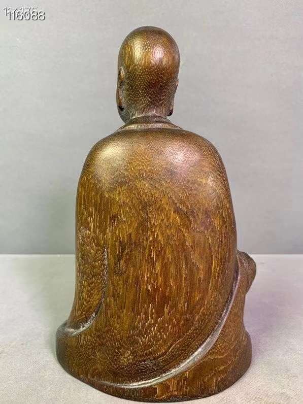 清代沉香佛像，选材上乘，整块沉香雕刻而成，刻画形象生动，包浆老道，散发淡淡的香味，非常难得。 清代沉香佛像，选材上乘，整块沉香雕刻而成，刻画形象生动，包浆老道，散发淡淡的香味，非常难得。