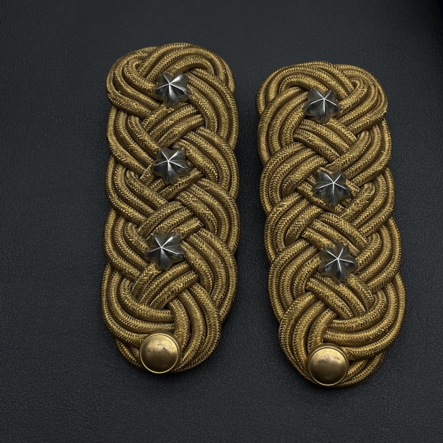 勋章奖章交易所9月10日群拍 日本80年代后的日警冬礼服肩章