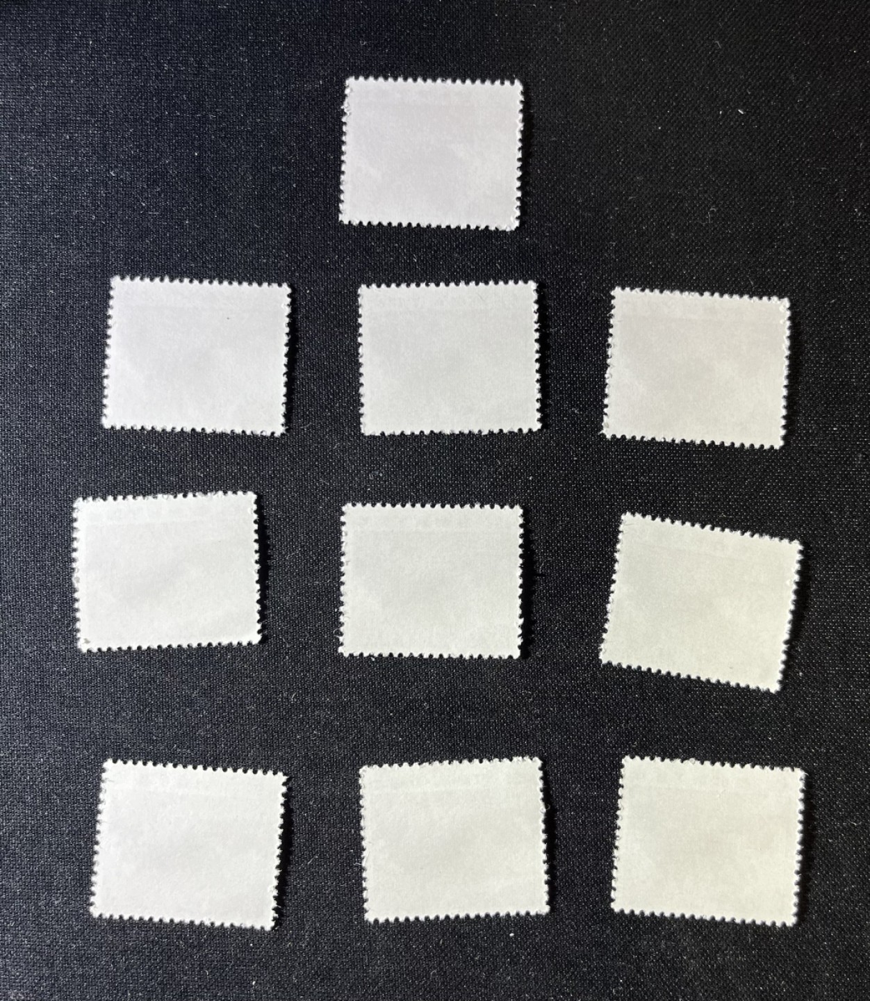 洪涛臻品 精品邮票限时拍卖第二十一期 普无号  8分天安门红太阳，10枚一组，收藏级品相一组，版撕嘎嘎绝，红色图案非常漂亮，正红背白，集邮册中必不可少的一组，版撕精品小票，多多益善，价值洼地，全品可评级，所有拍品包过灯，注意捡漏