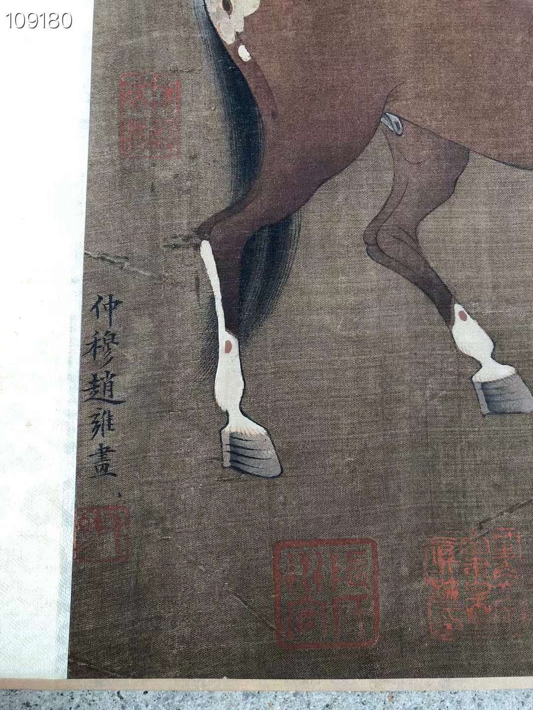 元代画家赵雍丝绢骏马图手卷一副，画工精细，画中骏马栩栩如生，活灵活现，十分逼真，包真包老包退。