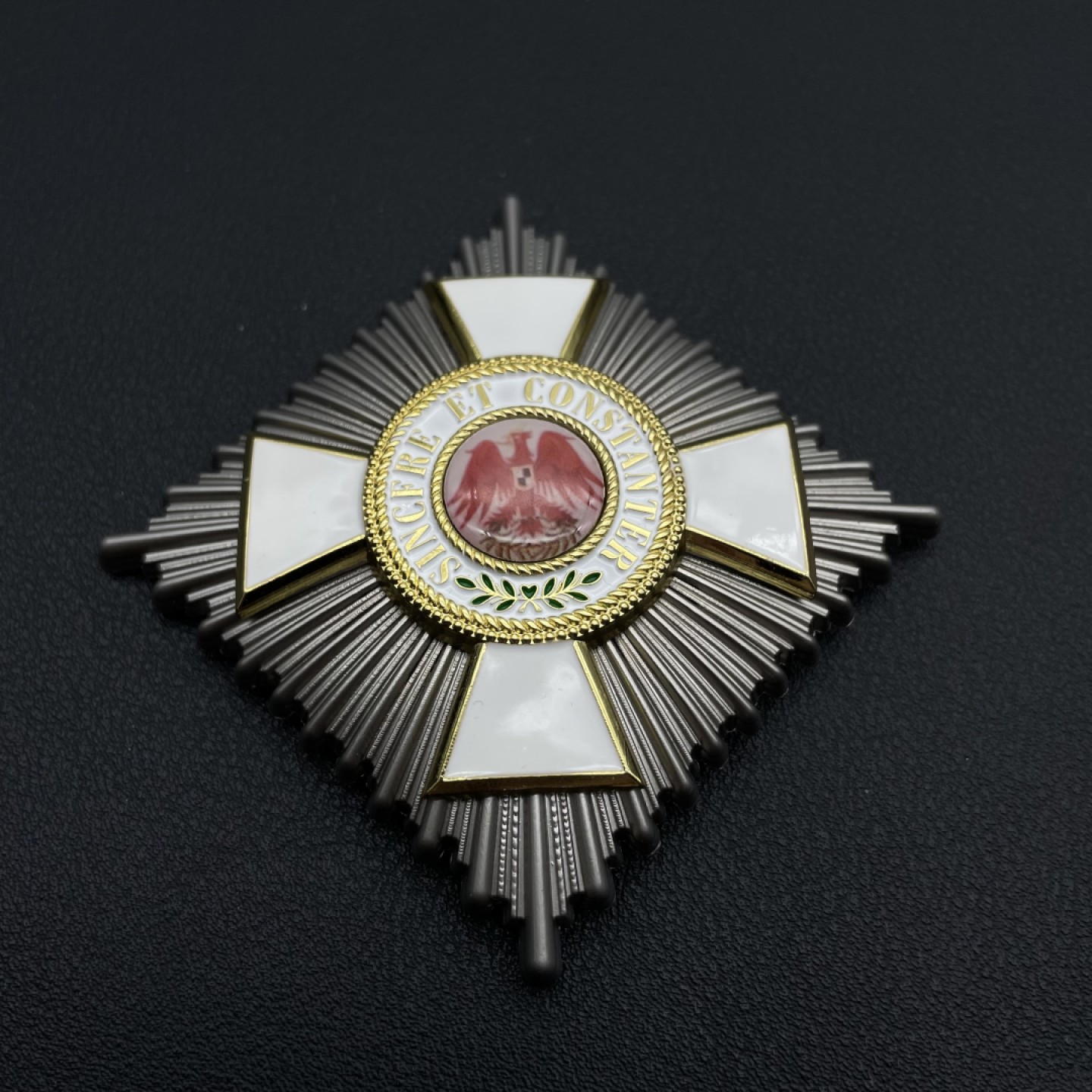 勋章奖章交易所9月10日群拍 德国指挥官级红鹰星芒章（复刻）