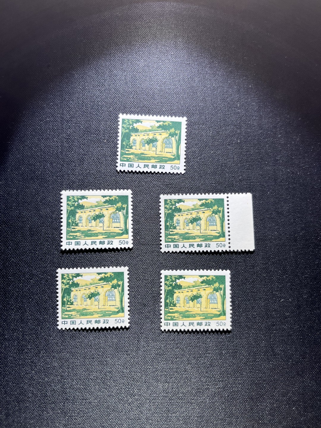 洪涛臻品 精选邮票限时拍卖第二十二期 普无号  50分枣园，6枚一组，版撕嘎嘎绝，文革期间发行的唯一一套普票，非常有特点，集邮册中不可缺少的一组，文革票人气足，潜力大，目前处于价值洼地，版撕全品可直接评级，版撕小票价格便宜，多多益善，注意捡漏