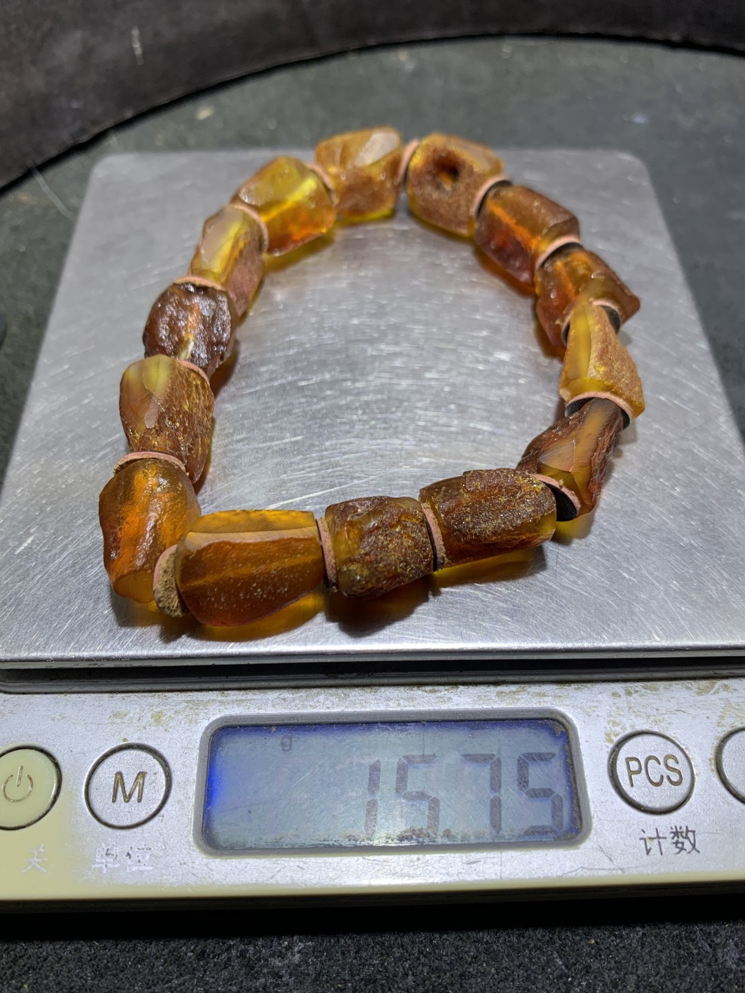 精美天然乌克兰蜜蜡原石打磨随形手串1条！