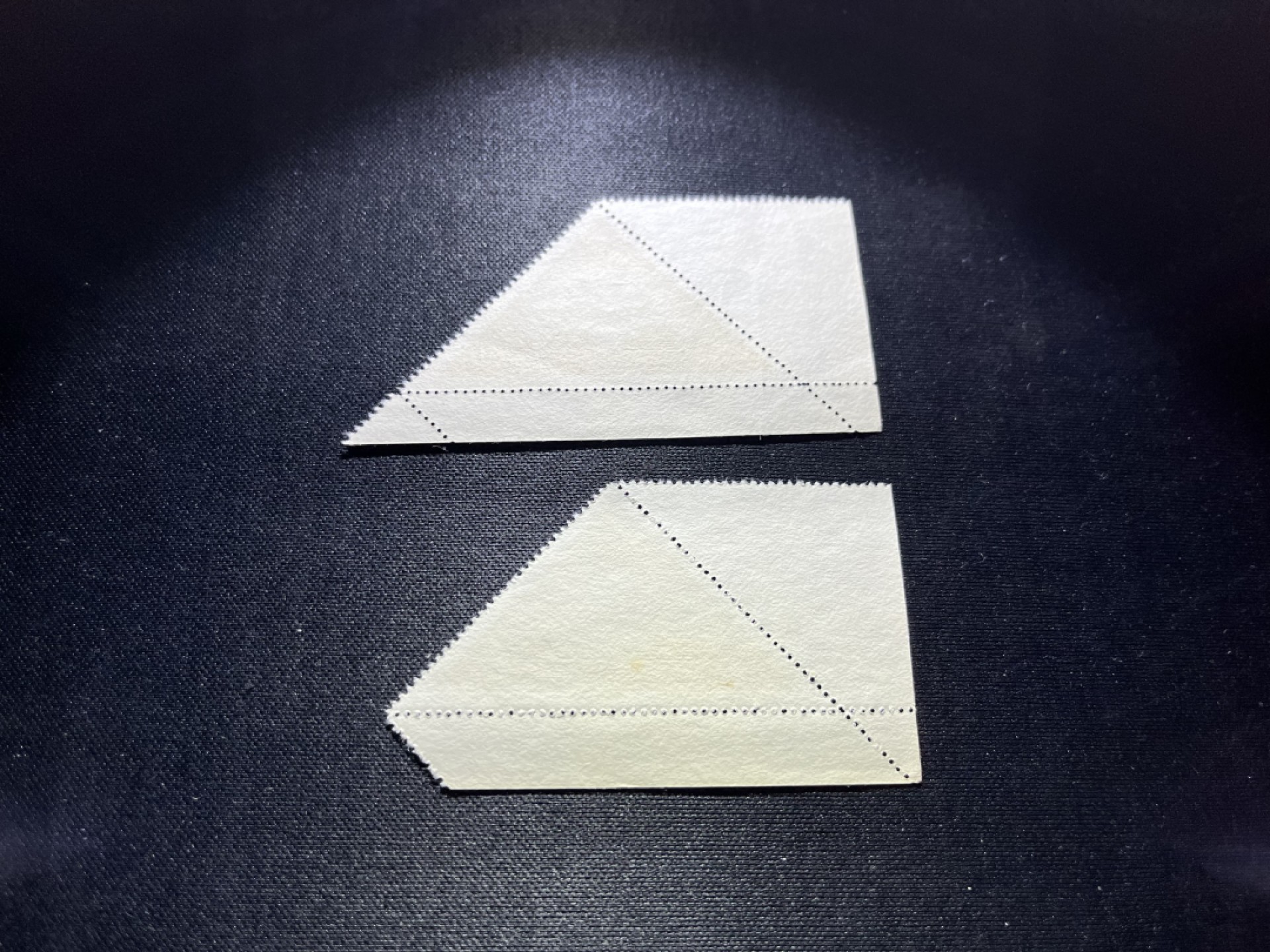 洪涛臻品 精选邮票限时拍卖第二十二期 纪10和平再版新 3-2  3-3两枚，版撕票，带边纸，一枚黄点，一枚软折，上品，包过灯，注意捡漏