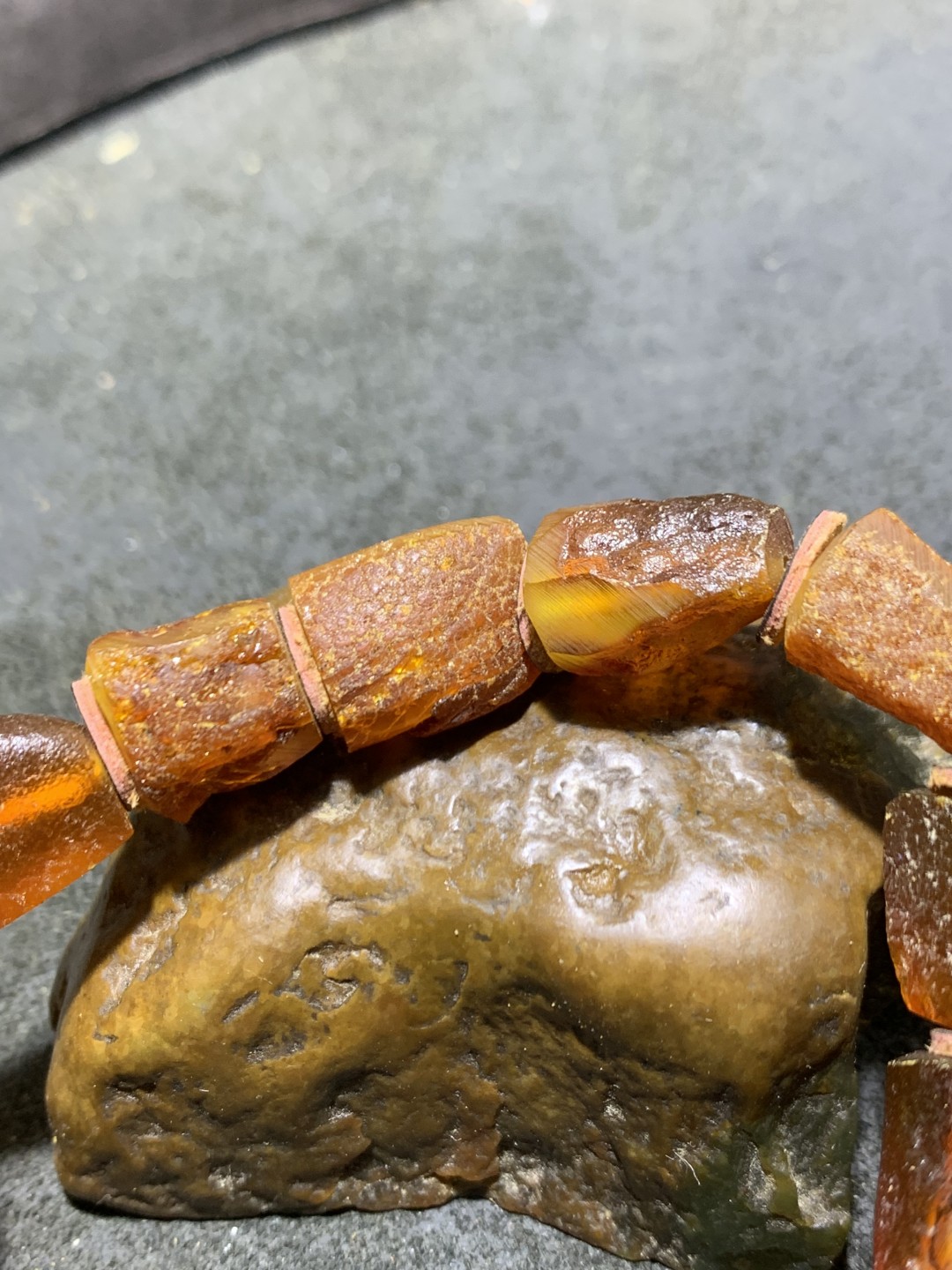 精美天然乌克兰蜜蜡原石打磨随形手串1条！