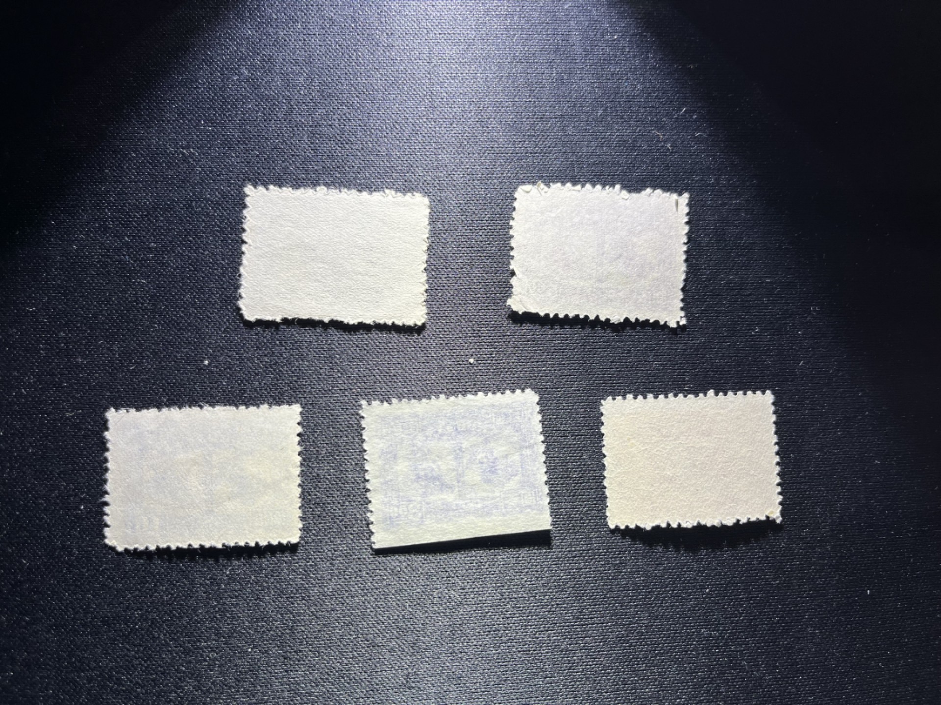 洪涛臻品 精品邮票限时拍卖第二十一期 华东解放区区票  南京上海解放纪念5枚，品相不错，个别全品，部分上品，一枚漏齿，适合收藏