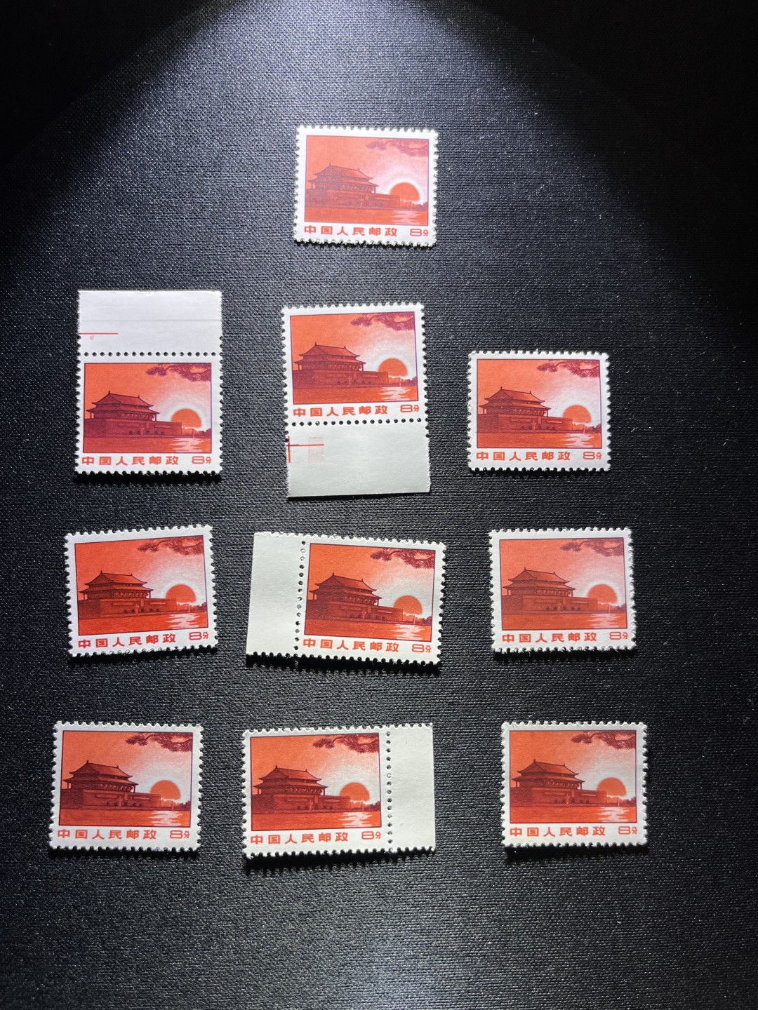 洪涛臻品 精选邮票限时拍卖第二十二期 普无号  8分天安门红太阳，10枚一组，收藏级品相一组，版撕嘎嘎绝，红色图案非常漂亮，正红背白，集邮册中必不可少的一组，版撕精品小票，多多益善，价值洼地，全品可评级，所有拍品包过灯，注意捡漏