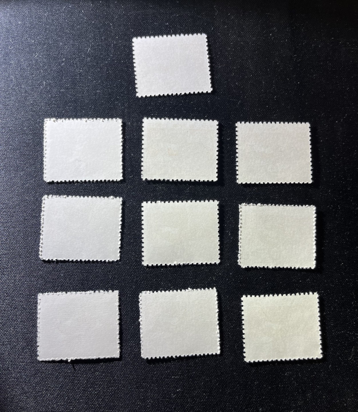 洪涛臻品 精选邮票限时拍卖第二十二期 普无号  10分解放军，共10枚一组，版撕嘎嘎绝，文革期间发行的唯一一套普票，非常有特点，集邮册中不可缺少的一组，文革票人气足，潜力大，目前处于价值洼地，版撕全品可直接评级，版撕小票价格便宜，多多益善，注意捡漏