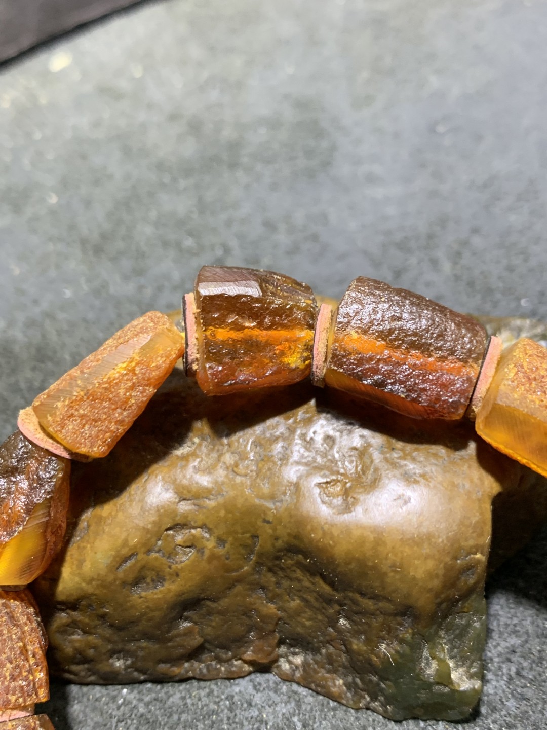 精美天然乌克兰蜜蜡原石打磨随形手串1条！