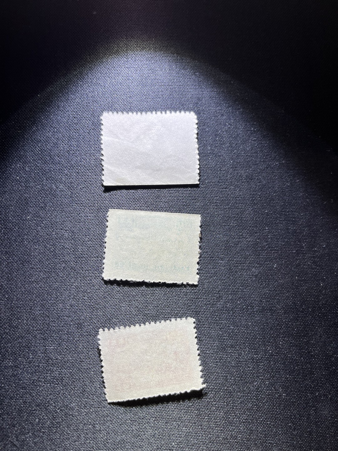 洪涛臻品 精选邮票限时拍卖第二十二期 解放区山东二七建邮七周年纪念邮票新3枚，1枚加盖邮字，上品，2枚漏齿，3种不同面值，收藏不要错过，品相不错，后面没什么货，随时售缺