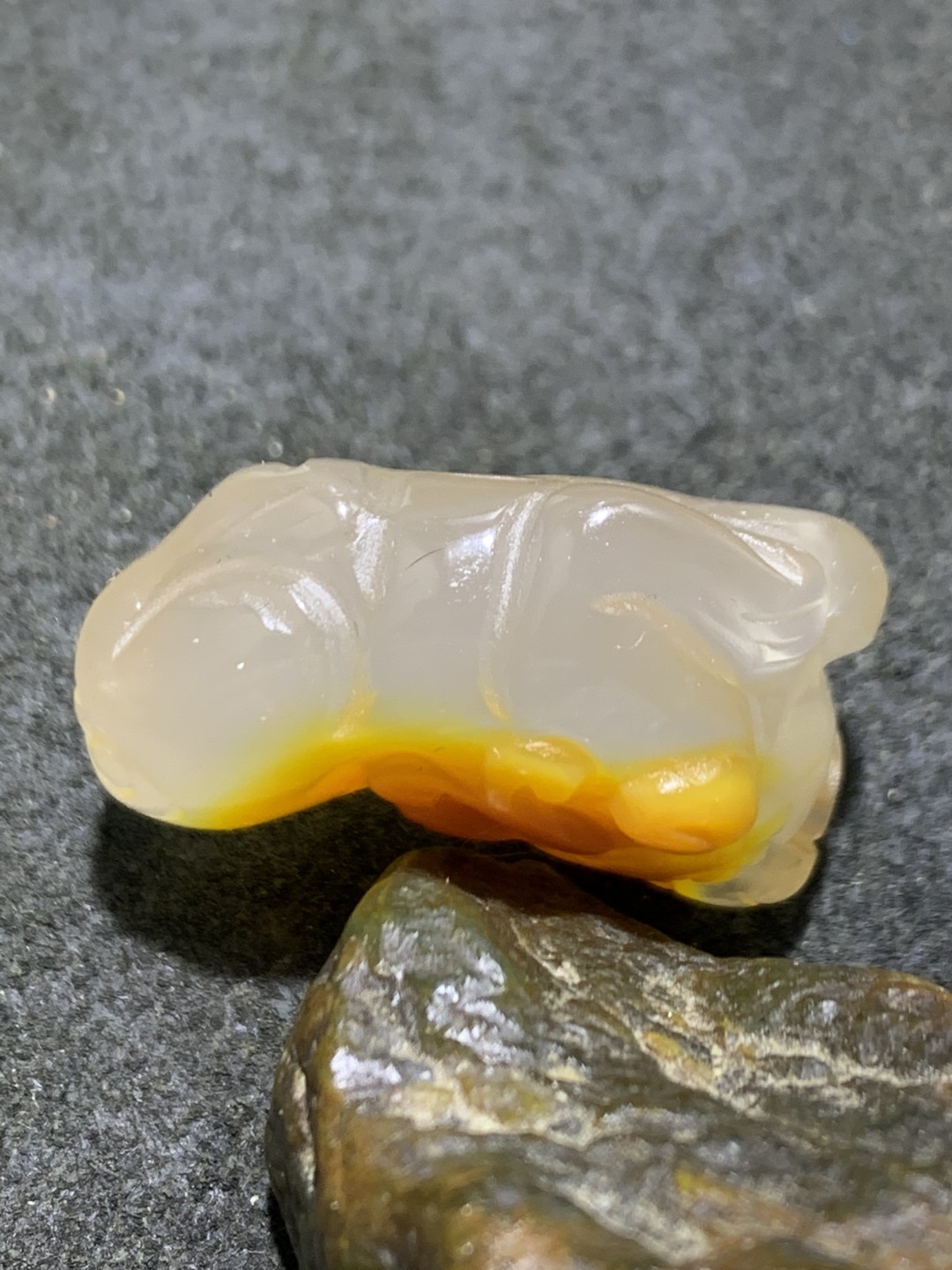 精美蒙料战国红玛瑙俏色巧雕貔貅吊坠一个，