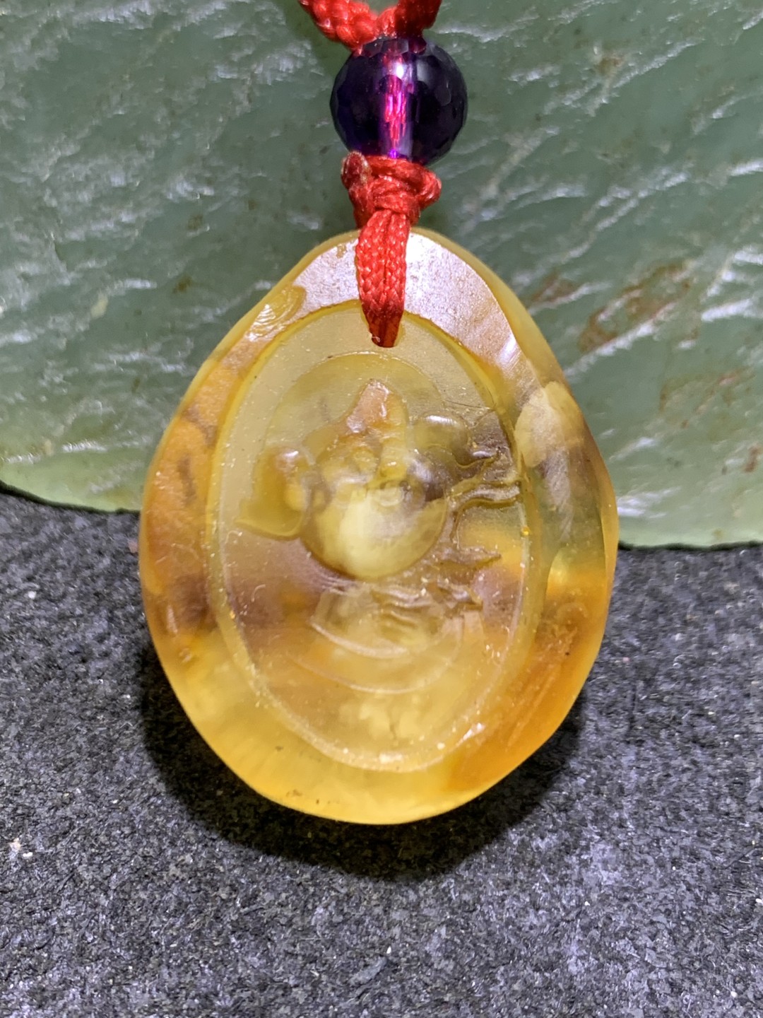 精美天然乌克兰蜜蜡原石雕刻八戒吊坠一个，