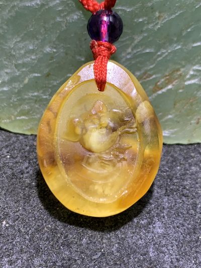 精美天然乌克兰蜜蜡原石雕刻八戒吊坠一个， - 精美天然乌克兰蜜蜡原石雕刻八戒吊坠一个，