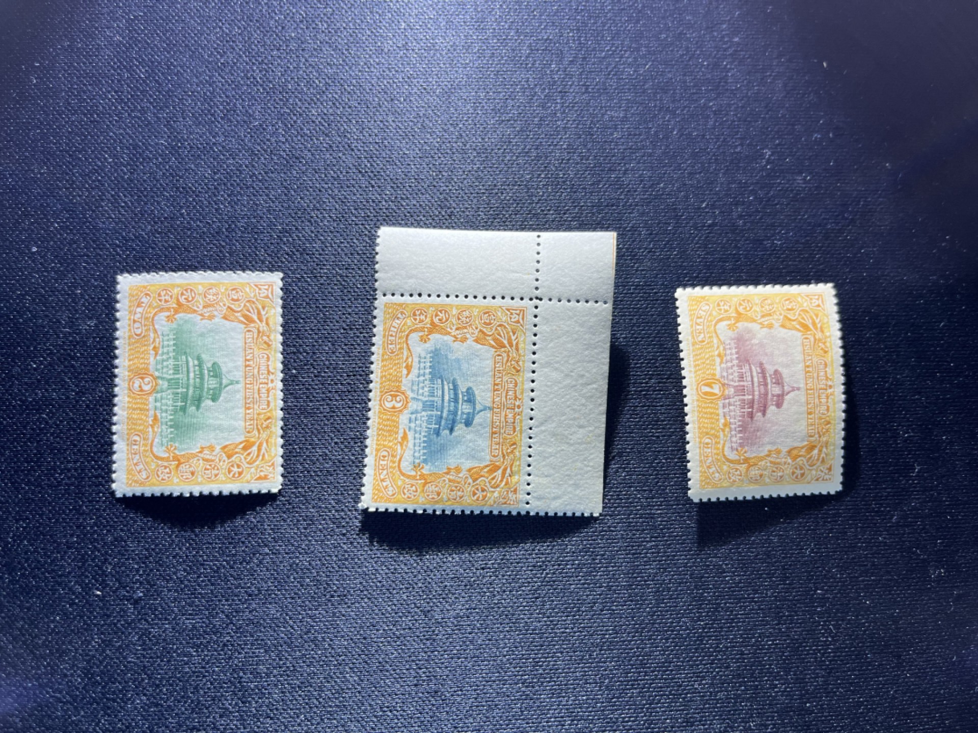 洪涛臻品 精选邮票限时拍卖第二十三期 宣统登基邮票新全  裸票一套，1枚直角边色线，大块撕出来的，行情太差不准备送了直接卖裸票，背胶润，齿孔饱满，状态极佳，宣统版撕品质裸票不好碰，喜欢的不要错过，状态好的只有这一套，全品可评级，注意捡漏