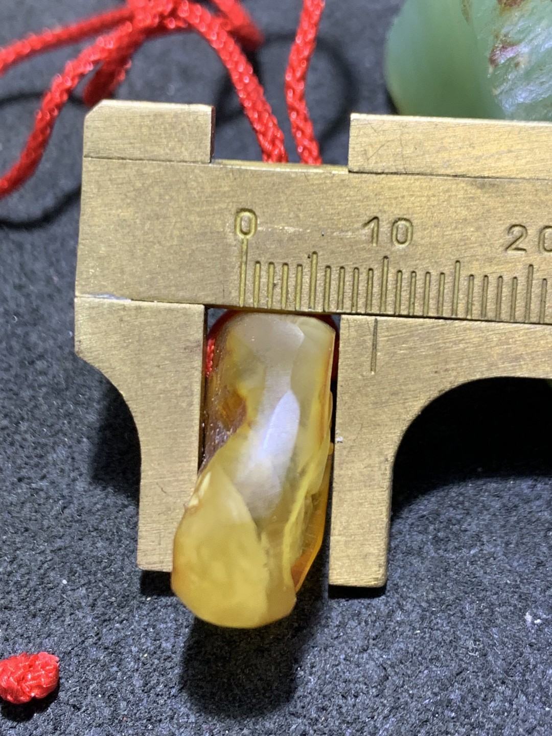 精美天然乌克兰蜜蜡原石雕刻八戒吊坠一个，