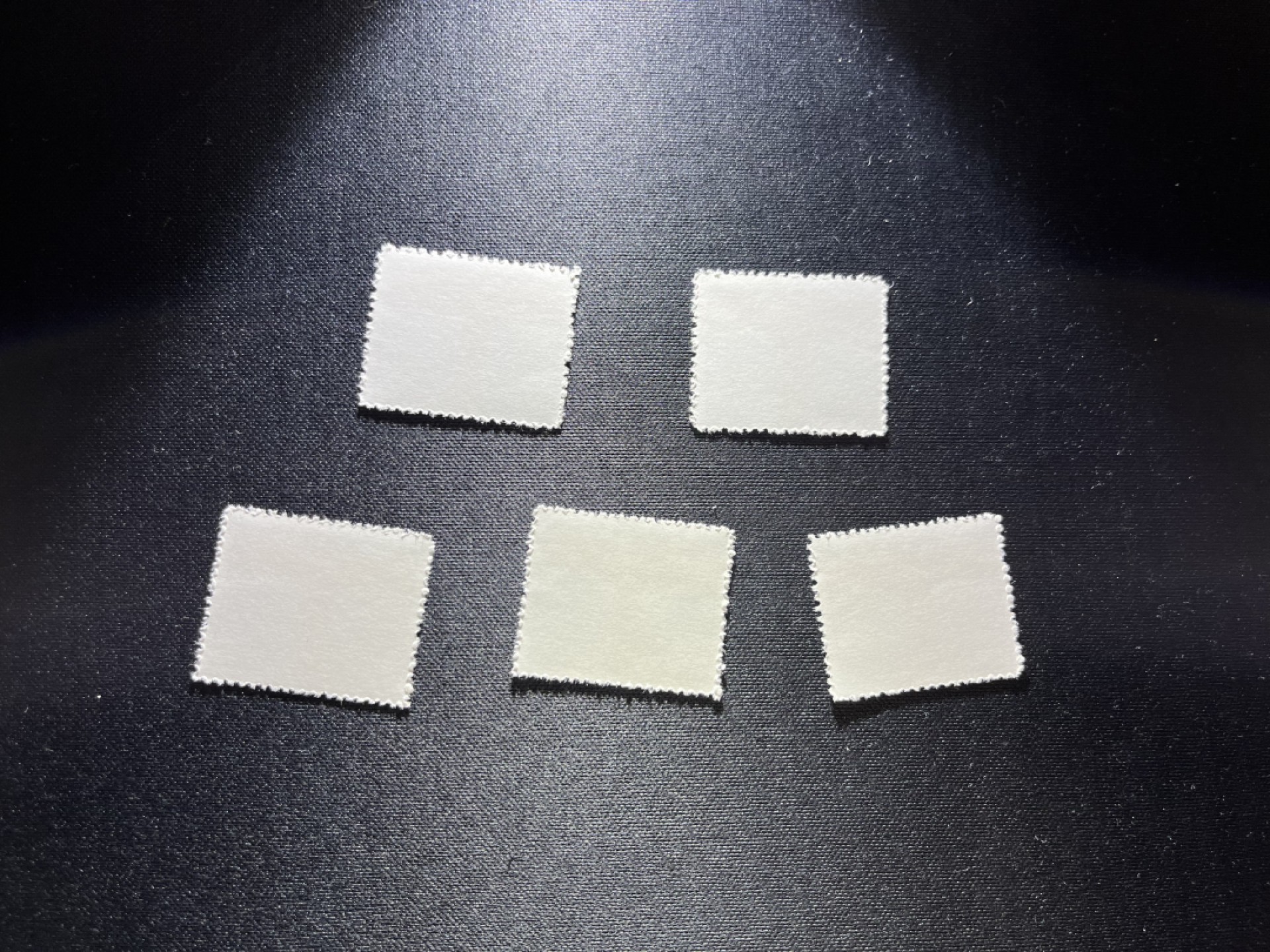 洪涛臻品 精选邮票限时拍卖第二十三期 普无号  8分纪念碑，5枚一组，收藏级品相一组，版撕嘎嘎绝，非常漂亮，集邮册中必不可少的一组，版撕精品小票，多多益善，价值洼地，全品可评级，所有拍品包过灯，注意捡漏