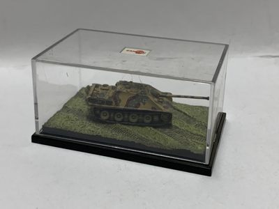 零元拍：又翻出近二十年的老宝贝，威龙CANDO系列成品战车模型，比例1/72？1/144？我也搞不清楚了，反正是全新的，喜欢的来吧，自带亚克力罩。 - 零元拍：又翻出近二十年的老宝贝，威龙CANDO系列成品战车模型，比例1/72？1/144？我也搞不清楚了，反正是全新的，喜欢的来吧，自带亚克力罩。
