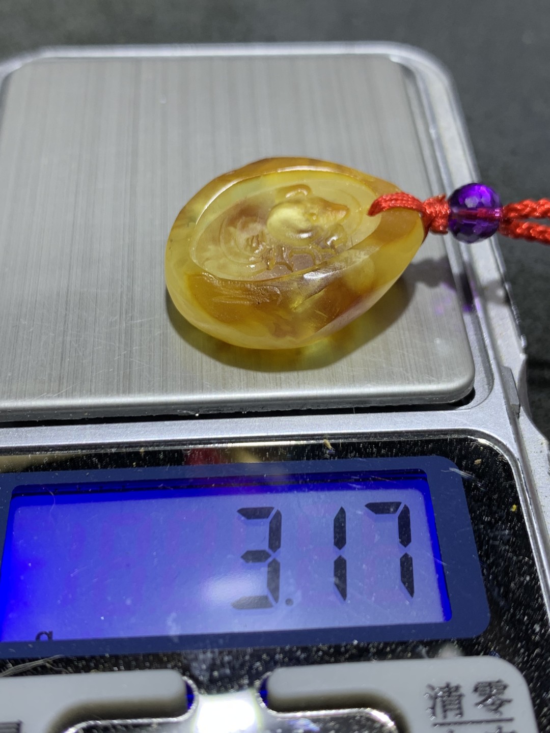 精美天然乌克兰蜜蜡原石雕刻八戒吊坠一个，