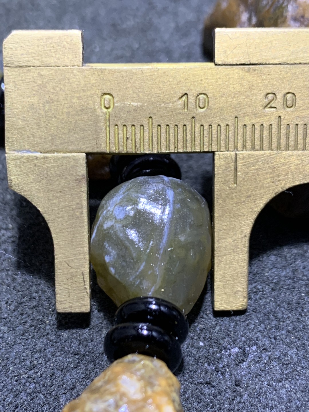 精美筋脉石老料原石手串一条，