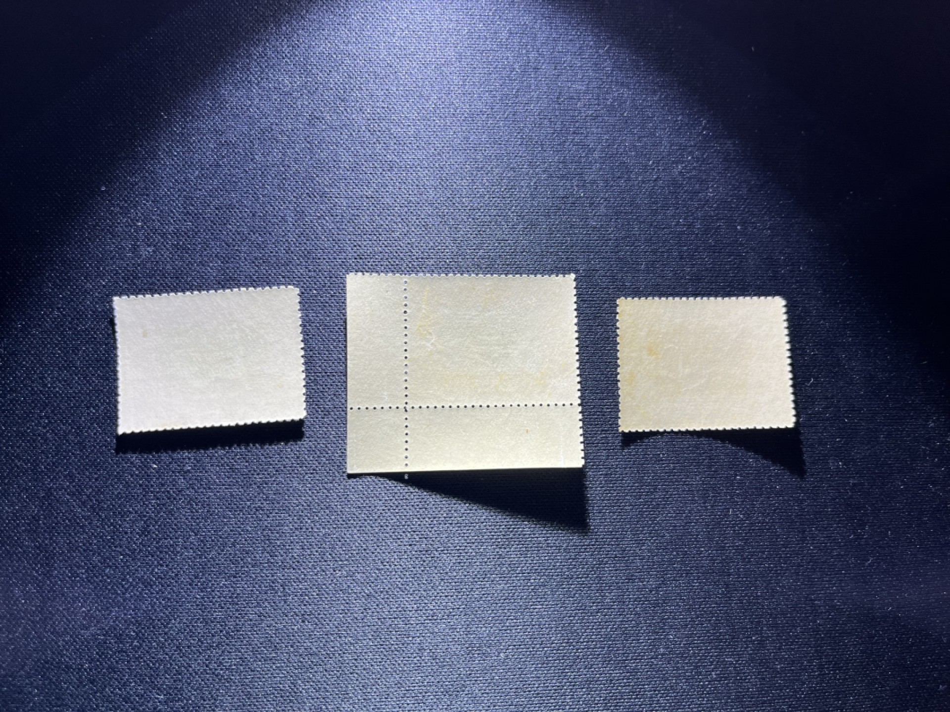 洪涛臻品 精选邮票限时拍卖第二十三期 宣统登基邮票新全  裸票一套，1枚直角边色线，大块撕出来的，行情太差不准备送了直接卖裸票，背胶润，齿孔饱满，状态极佳，宣统版撕品质裸票不好碰，喜欢的不要错过，状态好的只有这一套，全品可评级，注意捡漏