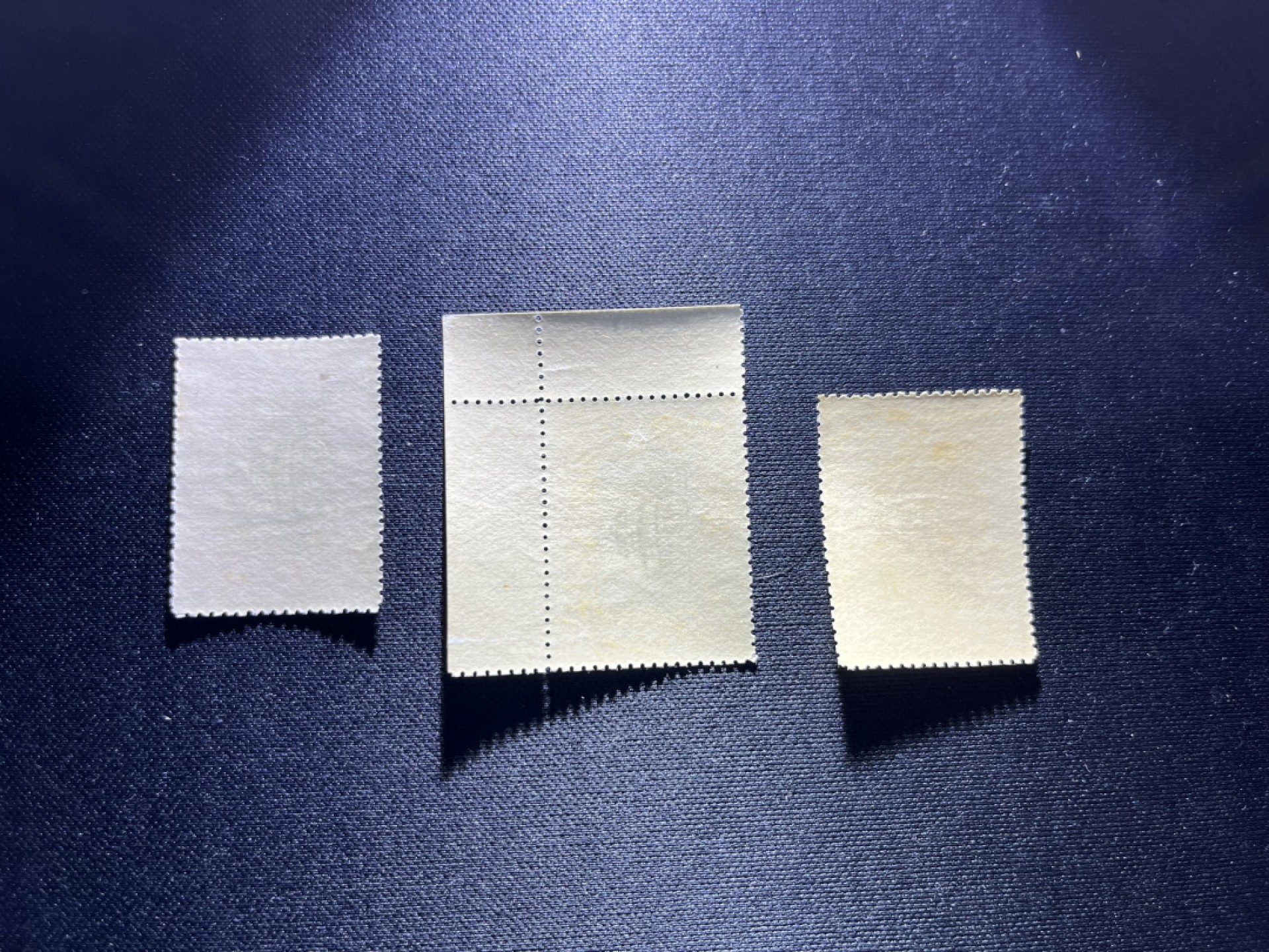洪涛臻品 精选邮票限时拍卖第二十三期 宣统登基邮票新全  裸票一套，1枚直角边色线，大块撕出来的，行情太差不准备送了直接卖裸票，背胶润，齿孔饱满，状态极佳，宣统版撕品质裸票不好碰，喜欢的不要错过，状态好的只有这一套，全品可评级，注意捡漏