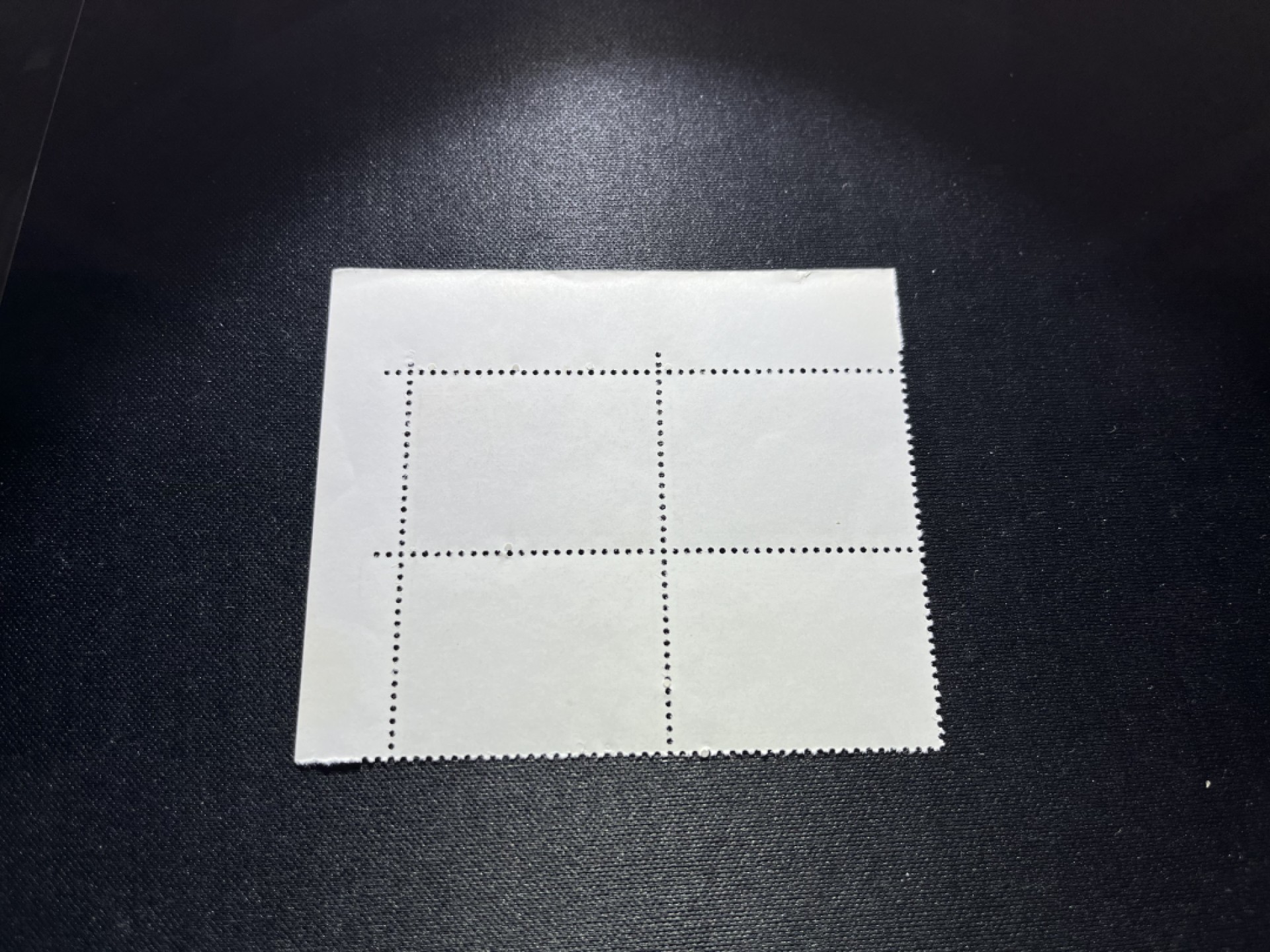 洪涛臻品 精选邮票限时拍卖第二十三期 编号N11  22分巴黎公社新，右上直角边，色标标准4连一组，收藏级品相，三俗稀缺，拍照光线不好，无任何发黄，编号精品，普通全品好买，版撕全品不好碰，齿孔新，全品可评级，所有拍品包过灯，注意捡漏