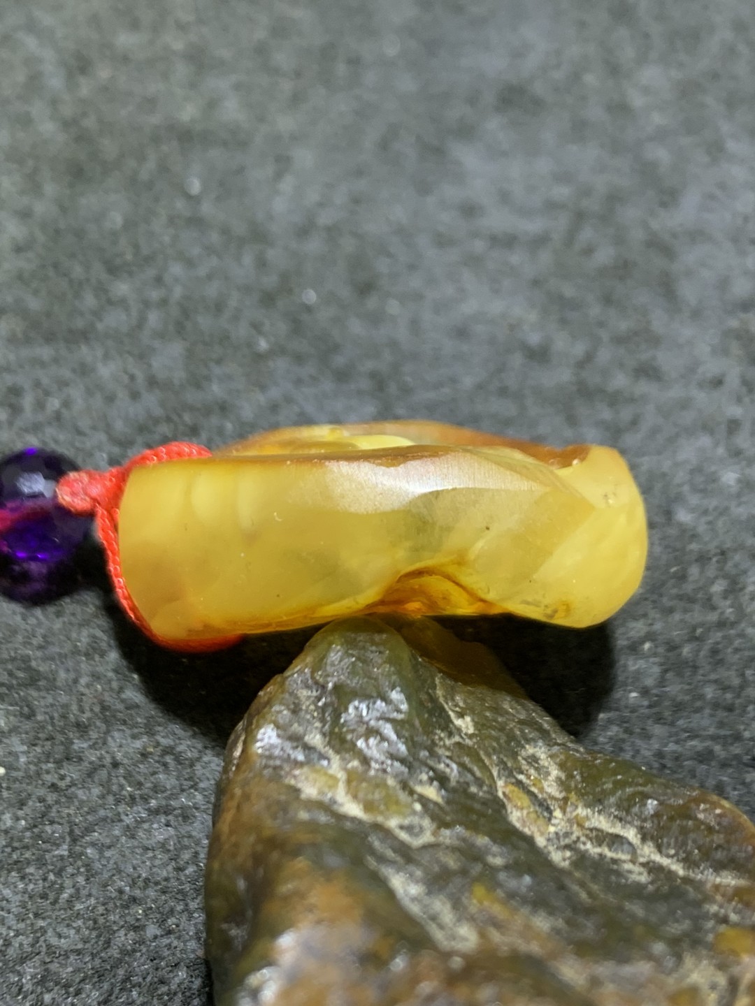 精美天然乌克兰蜜蜡原石雕刻八戒吊坠一个，