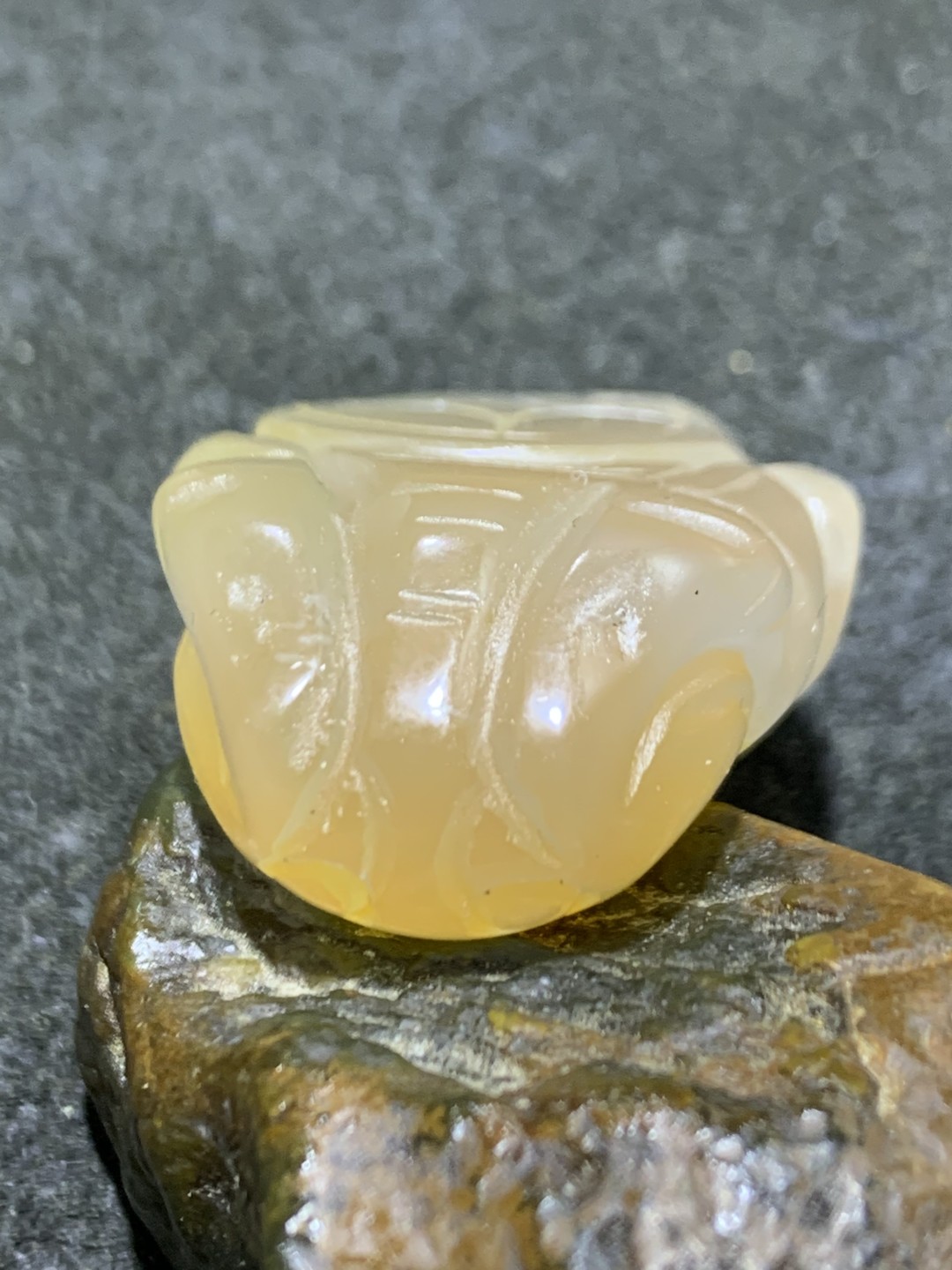 精美蒙料战国红玛瑙俏色巧雕貔貅吊坠一个，