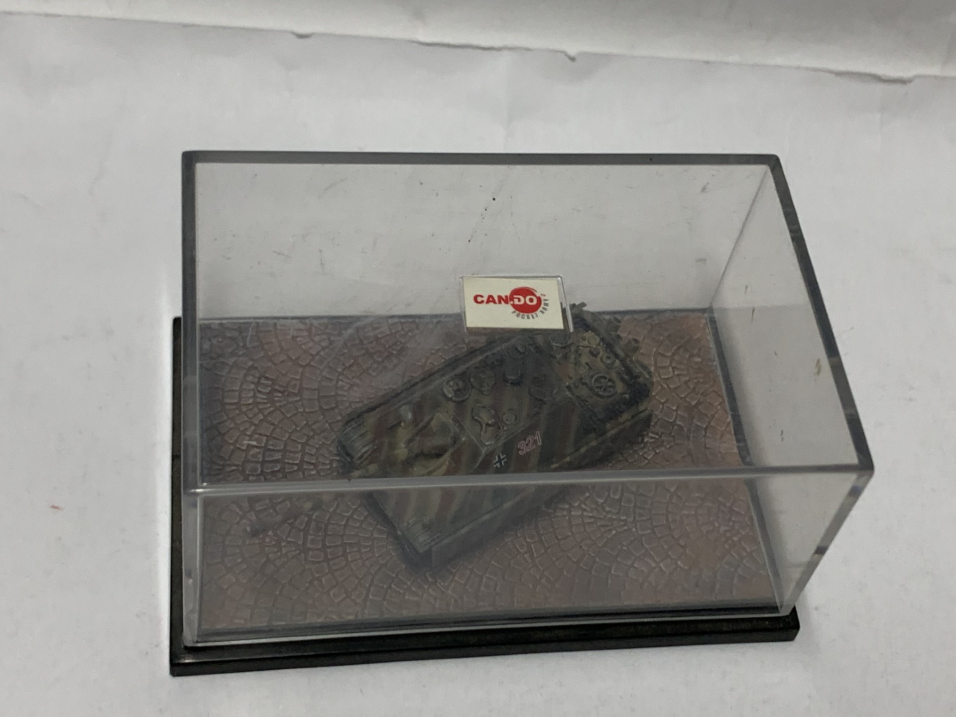 零元拍：又翻出近二十年的老宝贝，威龙CANDO系列成品战车模型，比例1/72？1/144？我也搞不清楚了，反正是全新的，喜欢的来吧，自带亚克力罩。