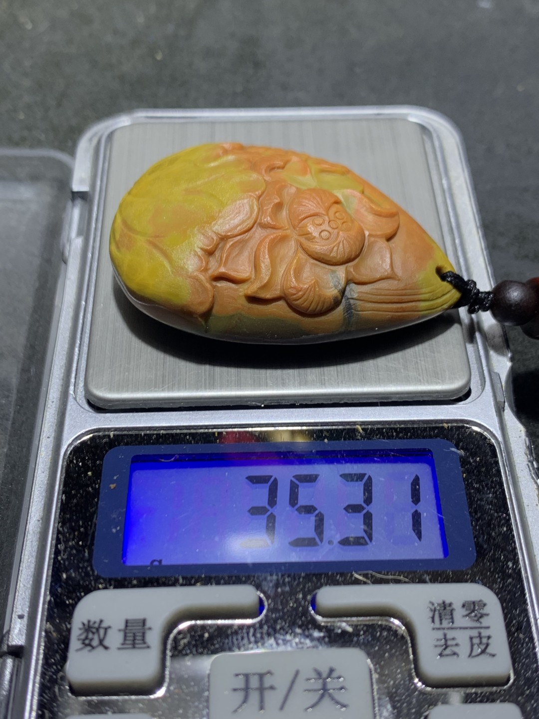 精美亚光冰飘战国红玛瑙雕刻荷花吊坠一个，寓意：和和美美