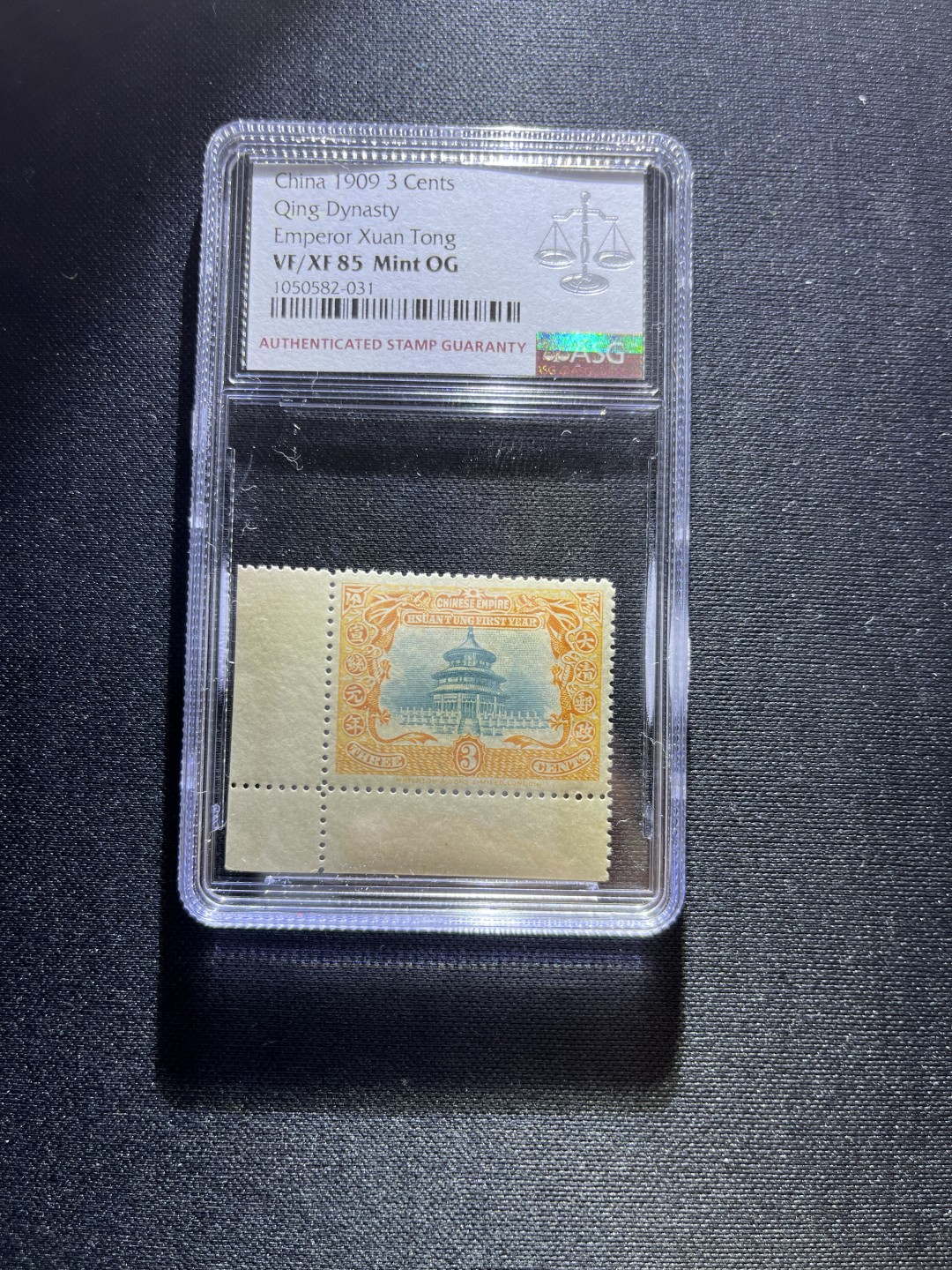 洪涛臻品 精选邮票限时拍卖第二十四期 宣统登基邮票新  总筋3分 ASG85分一枚，OG，左下直角边一枚，撕大块送评，边纸，背胶润，齿孔饱满，高配版85分，状态极佳，105最严格出分，可以砸壳博90分。3分总筋，拍完就没了，注意捡漏