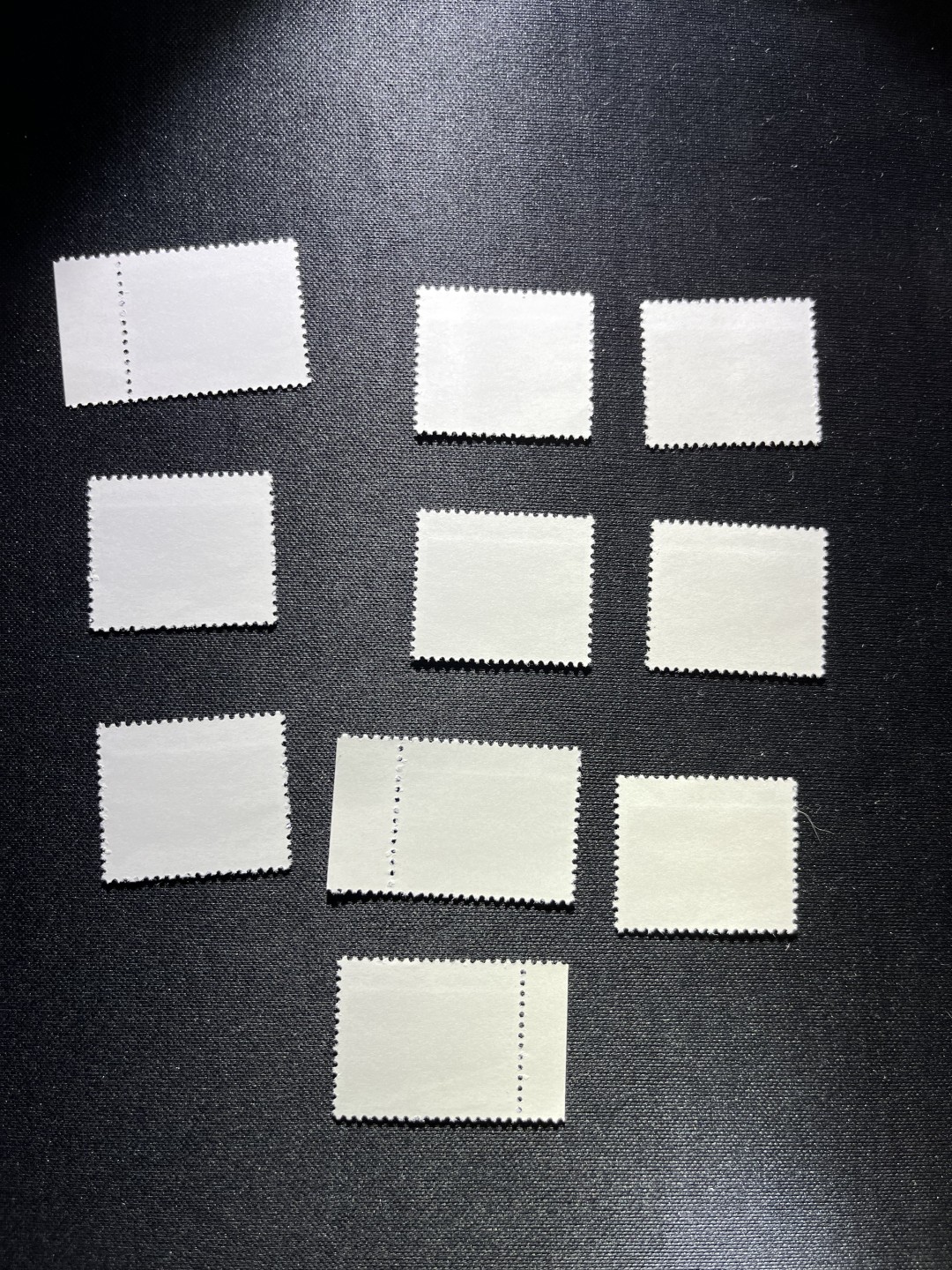 洪涛臻品 精选邮票限时拍卖第二十四期 普无号  8分宝塔山，10枚1组，版撕嘎嘎绝，文革期间发行的唯一一套普票，非常有特点，集邮册中不可缺少的一组，文革票人气足，潜力大，目前处于价值洼地，版撕全品可直接评级，ASG评级资源储备，注意捡漏